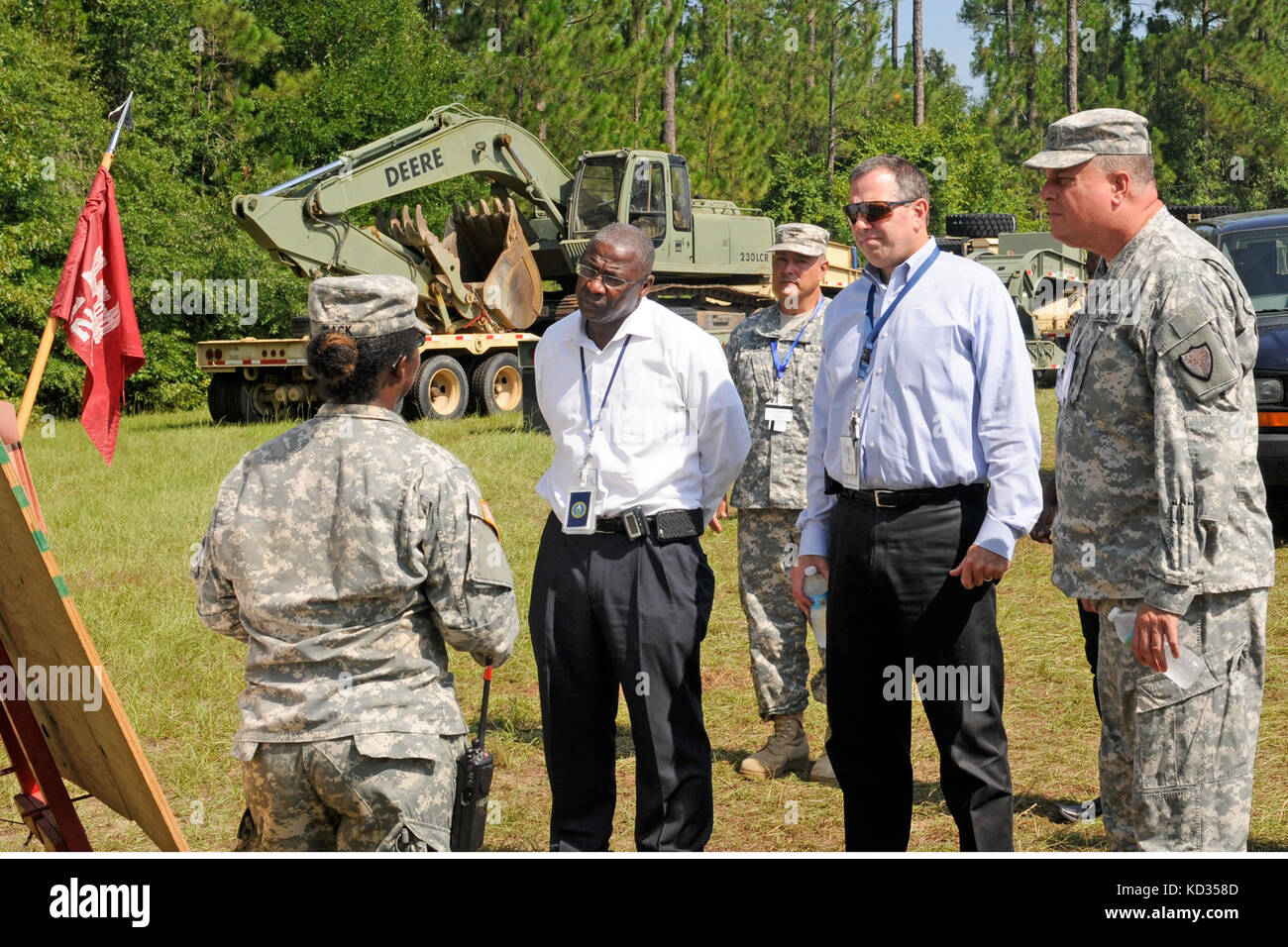 Brig. Gen. R. Van McCarty, Stellvertretender Generaladjutant, South Carolina National Guard, zusammen mit Mitgliedern der South Carolina Army National Guard Command Group und Personal von Savannah River Nuclear Solutions beobachten Projekte, die vom 122. Engineer Battalion am Savannah River Standort in der Nähe von Aiken, S.C., 22. Juli 2015 durchgeführt wurden. Die Übung war das Ergebnis eines gemeinsamen Projekts zwischen der South Carolina National Guard und dem Savannah River Site, das den Soldaten die Möglichkeit bot, in der Zivilarbeit zu trainieren und die Infrastruktur für den Standort zu verbessern. Die Übung lief vom 8. Juli bis 2. Juli Stockfoto