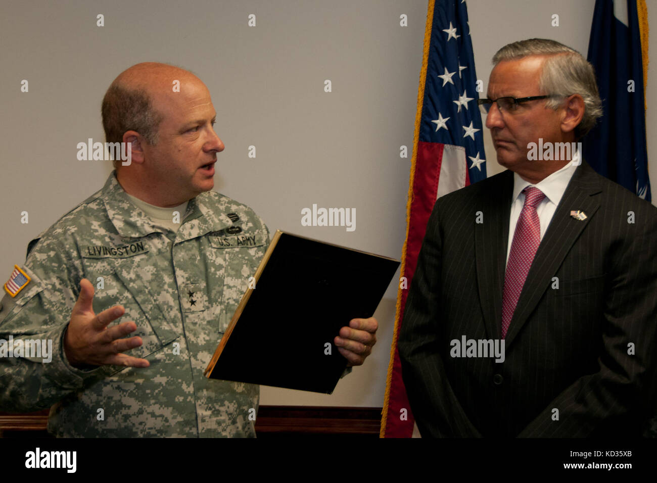 Us-Armee maj.gen.Robert e. Livingston, jr., der Adjutant General für South Carolina, präsentiert das South Carolina Arbeitgeber Unterstützung des Schutzes und der Reserve patriot Auszeichnung an Herrn. Wird mcmaster von Morgan Stanley am Joint Force Headquarters Building, South Carolina National Guard in Columbia, South Carolina, Aug. 27, 2015. Der Patriot Award wird an einzelnen Aufsichtsinstanzen, die Nationalgarde Bürger, Soldaten und Piloten, die ihre Abgaben an den Staat und Nation führen außergewöhnliche Unterstützung demonstrieren verliehen. Während der Veranstaltung, ein esgr Erklärung zur Unterstützung unterzeichnet wurde, demonstriert das Unternehmen contin Stockfoto