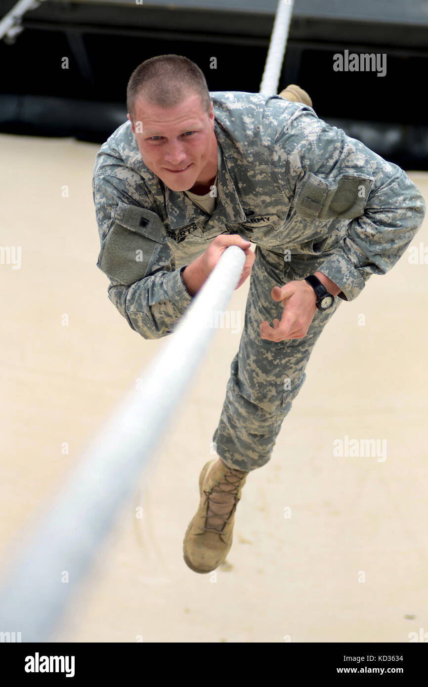 Us-Armee SPC. kaleb Roberts, Abteilung 1, 3656Th Komponente reparieren Unternehmen, Mississippi Army National Guard, demonstriert seine Stärke und Ausdauer beim Durchführen der Sieg Turm und eine Kompetenz Kompetenz Kurs auf Fort Jackson in der Region 3 am besten Krieger Konkurrenz an den mccrady Training Center, der eastover, s.c., 1. Mai 2013. Jedes der 10 Staaten und Gebiete in der Region 3 haben ein Soldat und ein noncommissioned Officer konkurrieren in der viertägigen Veranstaltung, die ihre soldatentum Fähigkeiten testen wird, 29. April bis 2. Mai. Der erste Platzsieger im nco und Soldaten Soldaten Kategorien werden ad Stockfoto