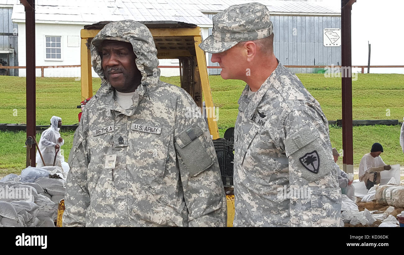 U.s. Army Chief Warrant 5 Kent puffenbarger, staatlichen Befehl Chief, South Carolina National Guard, besucht Soldaten in die 1052 transport Bataillon, South Carolina National Guard von Kingstree, South Carolina, die in der Lieferung von sandsäcken Unterstützung werden aus der wateree Korrekturinstitut zur Grafschaft Notfallmanager in Chesterfield, s.c. in der Flut Antwort der ÜLG zu unterstützen. 3, 2015. reg. Nikki haley Ausnahmezustand okt. 1, 2015 Bei den prognostizierten historischen Mengen von Niederschlag zur Vorbereitung der Carolinas zu Auswirkungen nach einem Wetter System mit der äußeren Bands des Hurrikans Joaquin kollidierte Stockfoto