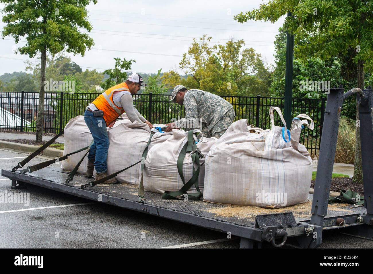 Us Army 1st Lt Courtney Jones Quartal Master Executive Officer Fur Alpha Company 218 Brigade Support Battalion South Carolina Army National Guard Und Eine Lokale Fremdfirma Liefern Sandsacke Zum Columbia Riverfront Kanal