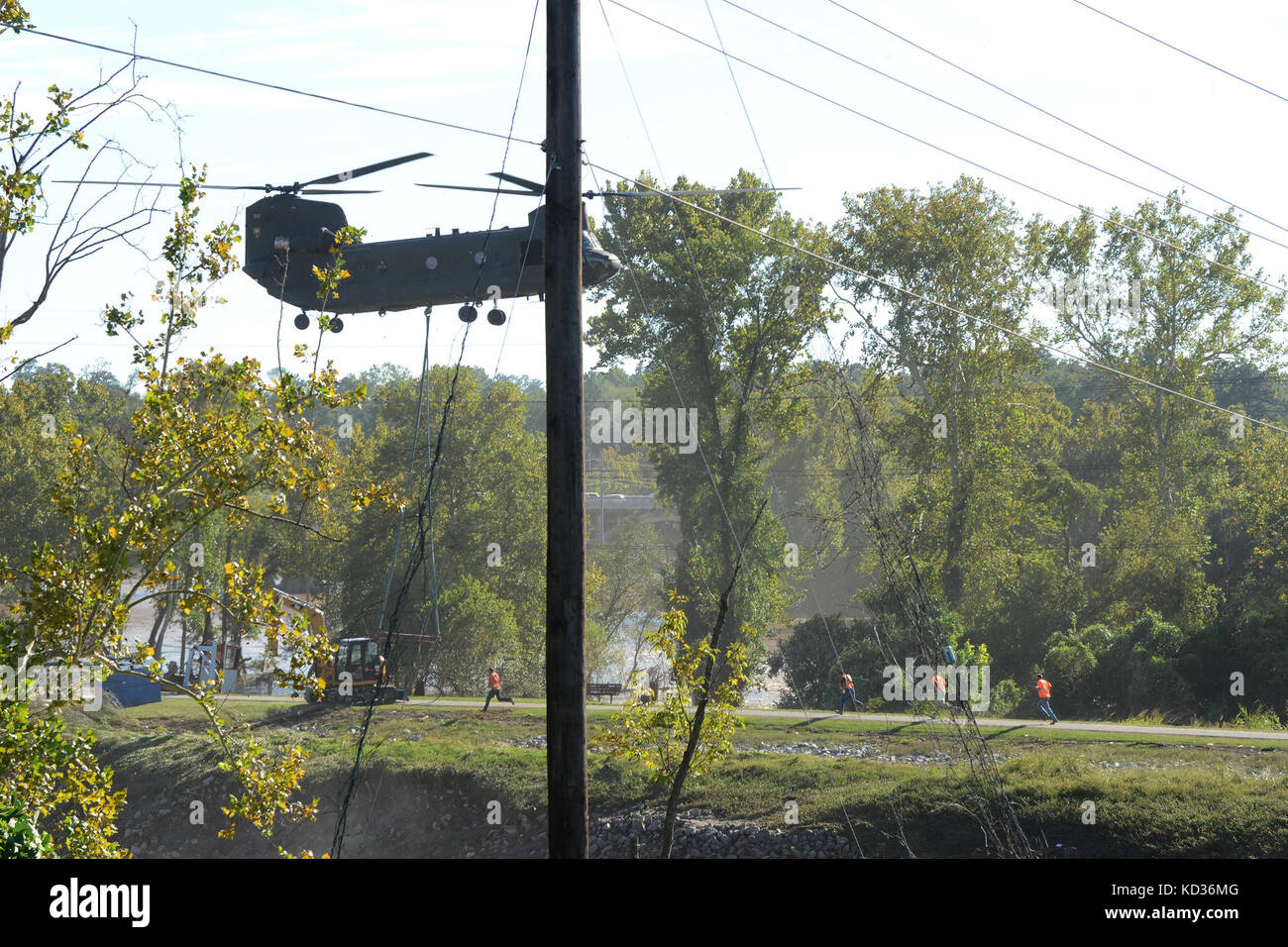 Der US-Armee aus CH-47 Chinook Hubschrauber und Crew von der South Carolina der National Guard 2-238 th Allgemeine Unterstützung Aviation Battalion von Greenville, S.C., liefert ein Bagger zum Columbia Kanal für den Bau eines neuen Staudamms während einer landesweiten Hochwasser-gefahrenstufen, Oktober 6, 2015. Das South Carolina National Guard wurde aktiviert und County Emergency Management Agenturen und lokalen Ersthelfer als historische Hochwasser zu unterstützen Auswirkungen Grafschaften national. Derzeit werden mehr als 2.200 Südcarolina Mitglieder des nationalen Schutzes haben in Reaktion auf die Überschwemmungen aktiviert wurde. (U.S. Luft Stockfoto