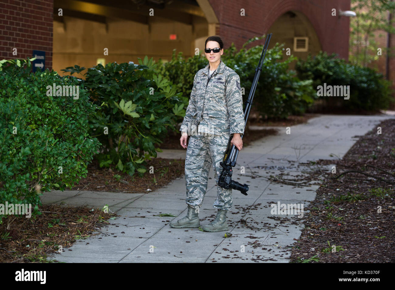 US Air Force Tech. Sgt. Caycee Watson, Publicist, sendete Journalist beim 169th Fighter Wing, South Carolina Air National Guard, während einer Dokumentationsmission im Riverfront Canal Park in Columbia, S.C., 7. Oktober 2015. Die South Carolina National Guard wurde aktiviert, um staatliche und County Notfallmanagement-Agenturen und lokale Ersthelfer zu unterstützen, da historische Überschwemmungen Grafschaften landesweit beeinflussen. Derzeit wurden mehr als 2,600 Mitglieder der South Carolina National Guard als Reaktion auf die Überschwemmungen aktiviert. (USA Air National Guard Foto von Tech. Sgt. Jorge Intriago/Releas Stockfoto