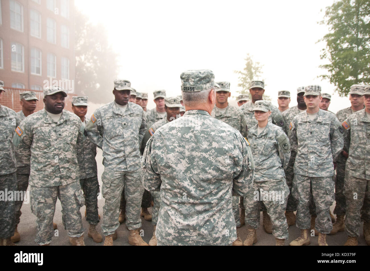 Gen.frank j. Gras, Chief, National Guard Bureau, spricht mit North Carolina National Guard Soldaten des 505Th engineer Battalion, und dankte ihnen für ihren Hochwasser-gefahrenstufen Bemühungen, South Carolina, in Columbia, S.C., Aug. 14., 2015. Die ncng bereit, die South Carolina Emergency Management Division und anderen staatlichen und bundesstaatlichen Partner Agenturen als South Carolina erholt sich von den Auswirkungen langer Regen Sturz, so dass es zu schweren Überschwemmungen im gesamten Land zu unterstützen. (U.s. Army National Guard Foto von Sgt. Brian godette, 382 öffentliche Angelegenheiten Ablösung/freigegeben) Stockfoto