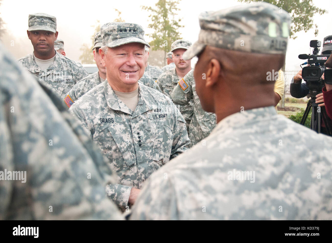 Gen.frank j. Gras, Chief, National Guard Bureau, spricht mit North Carolina National Guard Soldaten des 505Th engineer Battalion, und dankte ihnen für ihren Hochwasser-gefahrenstufen Bemühungen, South Carolina und präsentiert die jüngste und 'Most gewürzt" Soldat in Anwesenheit mit einer Münze, in Columbia, S.C., Aug. 14., 2015. Die ncng bereit, die South Carolina Emergency Management Division und anderen staatlichen und bundesstaatlichen Partner Agenturen als South Carolina erholt sich von den Auswirkungen langer Regen Sturz, so dass es zu schweren Überschwemmungen im gesamten Land zu unterstützen. (U.s. Army National Guard Foto b Stockfoto