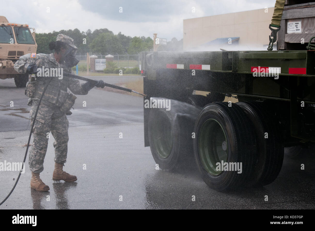 Us-Armee Pfc. Erica Davis, eine chemische Spezialist mit der 108 Unternehmen der chemischen Industrie aus dem s.c. Army National Guard, verwendet einen Hochdruckreiniger Fahrzeuge während leidenschaftlicher Sentry Übung in Ridgeland gehalten zu dekontaminieren, s.c., 19. Mai 2013. Eine simulierte kontaminierte Konvoi durch die 108 Dekontamination platoon vor Eintritt in die Distribution auf Nahrung und Wasser für Zivilisten erforderlich nach einer Naturkatastrophe verarbeitet wird. Die s.c. National Guard ist die Teilnahme an einer großen norad und usnorthcom Training als glühender Sentry gesponsert, Mai 17-21, 2013, Inv. Stockfoto