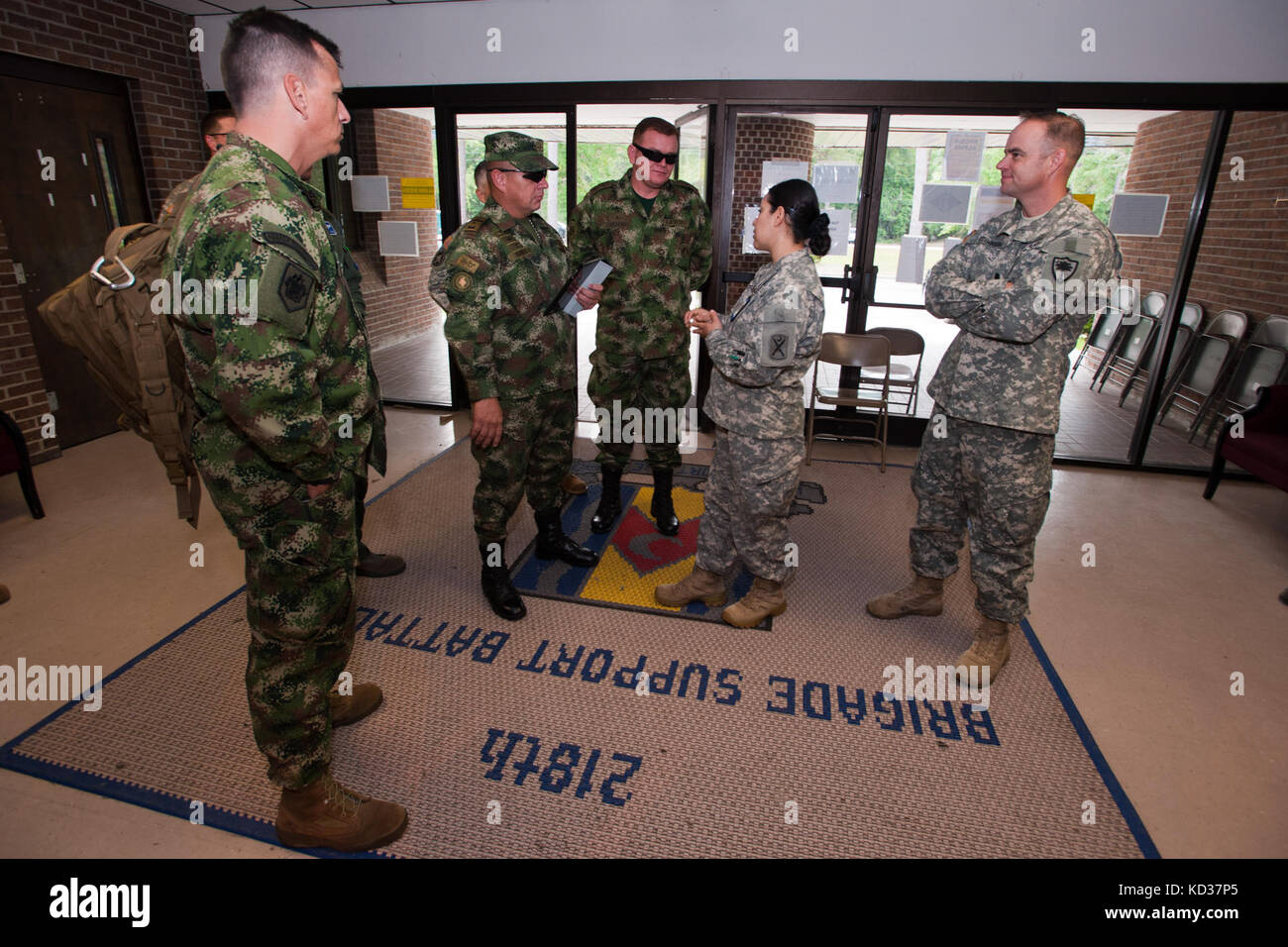 Mitglieder der kolumbianischen Militär tour Die varnville, s.c. National Guard Armory während leidenschaftlicher Sentry, 20. Mai 2013. Der Besuch informiert die Kolumbianer auf, wie die s.c. National Guard baut Befehl Beziehungen, Planung und Koordination während eines Disaster Response. Die s.c. National Guard und der Republik Kolumbien über eine bilaterale Beziehung in der Partnerschaft. Stockfoto