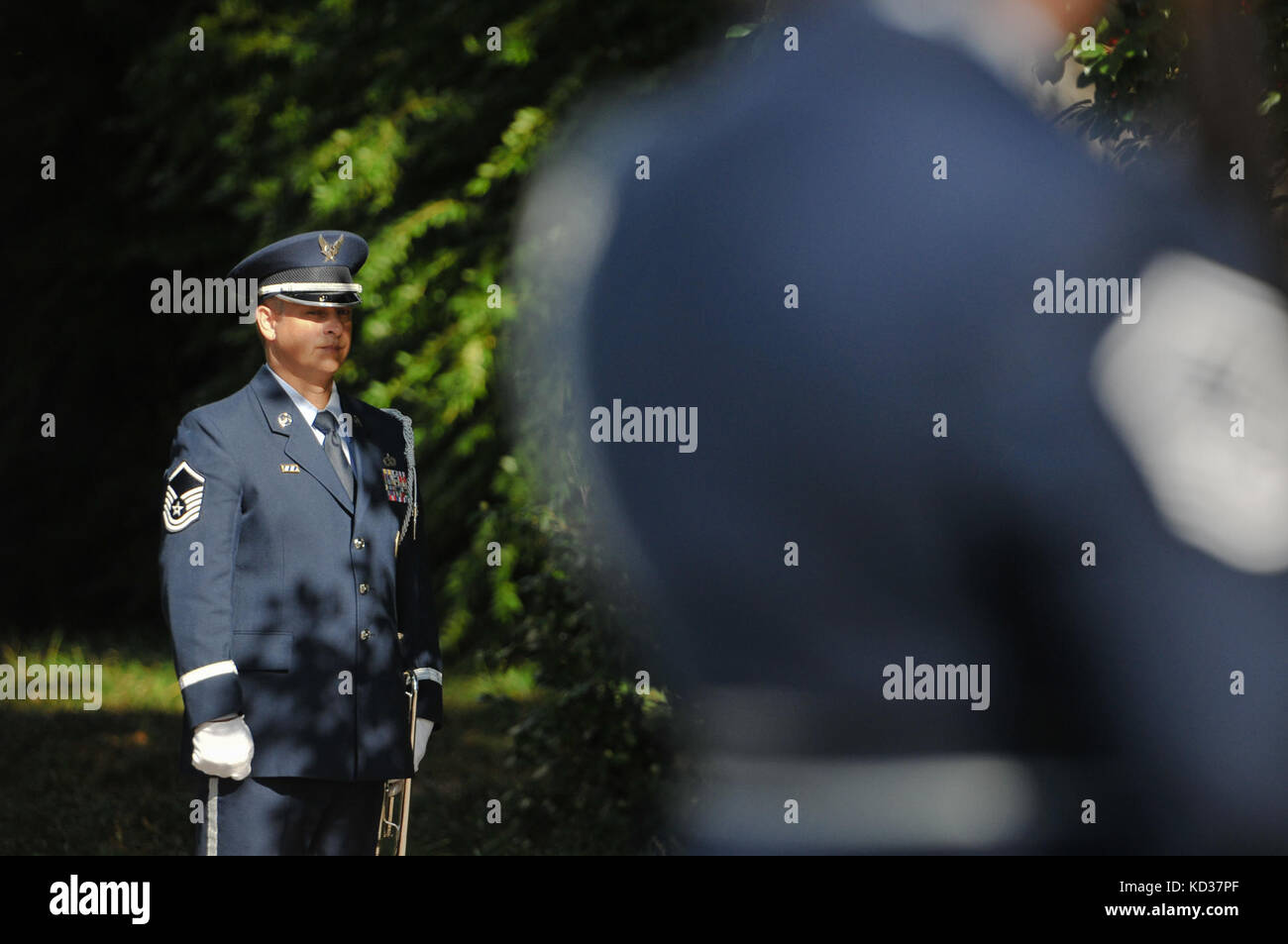 Us-Armee maj.gen.Robert e. Livingston, jr., der Adjutant General für South Carolina und US Air Force brig. gen. Russell ein. rushe, stellvertretender Adjutant General für Luft für South Carolina, Ort, um einen Urlaub Kranz am Denkmal der Veteran an der State House in Columbia, South Carolina, Dec. 7, 2015. Die jährliche Tradition der Kranz am Mahnmal am Anfang der Saison ist symbolisch zu ehren und die Erinnerung an jene, die geopfert und zahlten den höchsten Preis, die amerikanischen Bürgern Freiheit, die Ferien zu genießen. (U.s. Army National Guard Foto von Personal Stockfoto