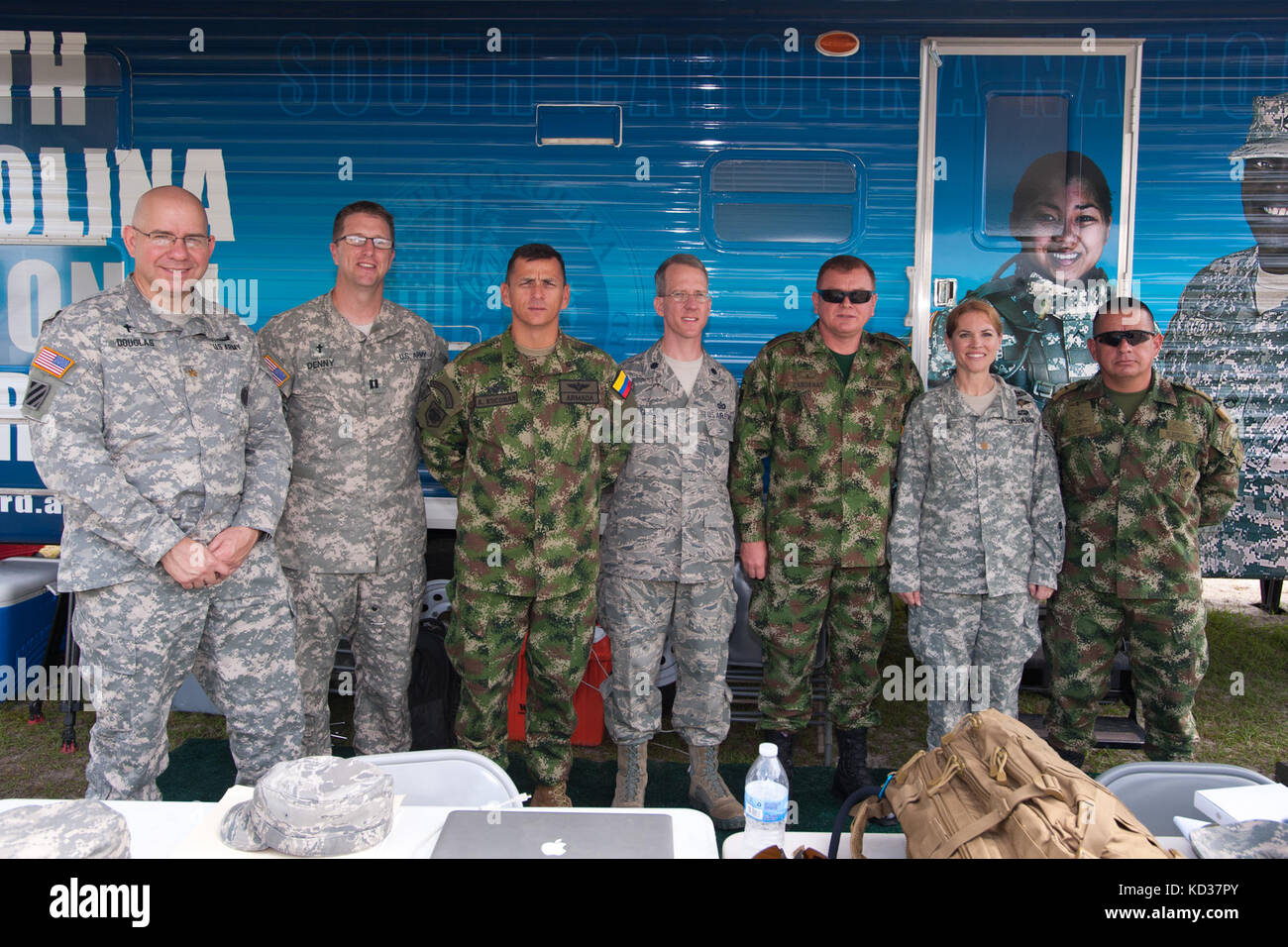 Mitglieder der kolumbianischen Militär tour Die varnville, s.c. National Guard Armory während leidenschaftlicher Sentry, 20. Mai 2013. Der Besuch informiert die Kolumbianer auf, wie die s.c. National Guard baut Befehl Beziehungen, Planung und Koordination während eines Disaster Response. Die s.c. National Guard und der Republik Kolumbien über eine bilaterale Beziehung in der Partnerschaft. Stockfoto