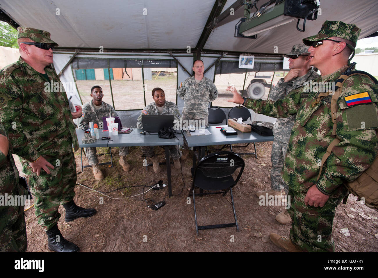 Mitglieder der kolumbianischen Militär tour Die varnville, s.c. National Guard Armory während leidenschaftlicher Sentry, 20. Mai 2013. Der Besuch informiert die Kolumbianer auf, wie die s.c. National Guard baut Befehl Beziehungen, Planung und Koordination während eines Disaster Response. Die s.c. National Guard und der Republik Kolumbien über eine bilaterale Beziehung in der Partnerschaft. Stockfoto