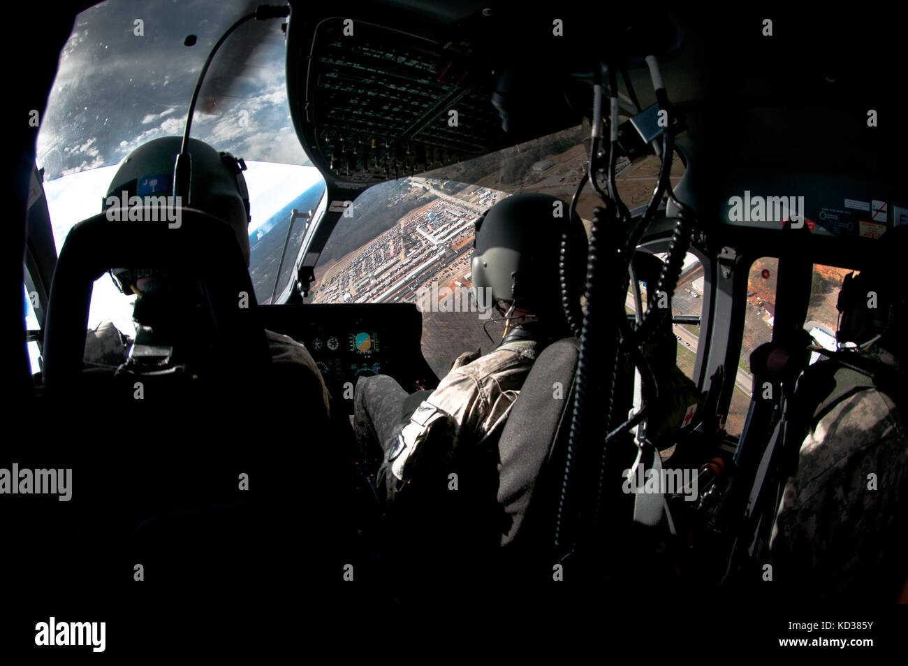 Ein luh-72A Lakota Hubschrauber zu Unternehmen a, 2-151 st Sicherheit und Unterstützung aviation Battalion, s.c. Army National Guard zugeordnet, fliegt über upstate South Carolina während einer Training Mission, Greenville, South Carolina, Feb 6, 2016. (Us Army National Guard Foto: Staff Sgt. roby Di Giovine/freigegeben) Stockfoto