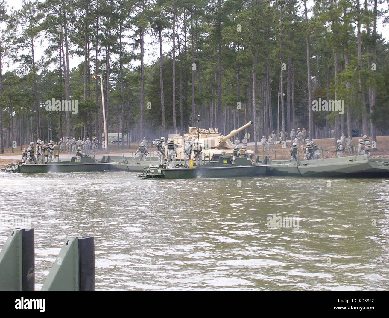 Us-Soldaten im 125-multi-Rolle bridge Company, South Carolina Army National Guard, führen ein über dem Wasser der Transport von einem m2 Bradley und m1 Abrams Kettenfahrzeug während der Ausbildung bei clarks Hill Training Center in der Pflaume Zweig, South Carolina, Feb. 20, 2016. (U.s. Army National Guard mit freundlicher Genehmigung Foto/freigegeben) Stockfoto Us-Soldaten im 125-multi-Rolle bridge Company, South Carolina Army National Guard, führen ein über dem Wasser der Transport von einem m2 Bradley und m1 Abrams Kettenfahrzeug während der Ausbildung bei clarks Hill Training Center in der Pflaume Zweig, South Carolina, Feb. 20, 2016. (U.s. Army National Guard mit freundlicher Genehmigung Foto/freigegeben) Stockfoto