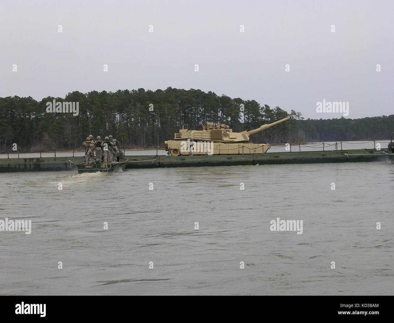 Us-Soldaten im 125-multi-Rolle bridge Company, South Carolina Army National Guard, führen ein über dem Wasser der Transport von einem m2 Bradley und m1 Abrams Kettenfahrzeug während der Ausbildung bei clarks Hill Training Center in der Pflaume Zweig, South Carolina, Feb. 20, 2016. (U.s. Army National Guard mit freundlicher Genehmigung Foto/freigegeben) Stockfoto Us-Soldaten im 125-multi-Rolle bridge Company, South Carolina Army National Guard, führen ein über dem Wasser der Transport von einem m2 Bradley und m1 Abrams Kettenfahrzeug während der Ausbildung bei clarks Hill Training Center in der Pflaume Zweig, South Carolina, Feb. 20, 2016. (U.s. Army National Guard mit freundlicher Genehmigung Foto/freigegeben) Stockfoto