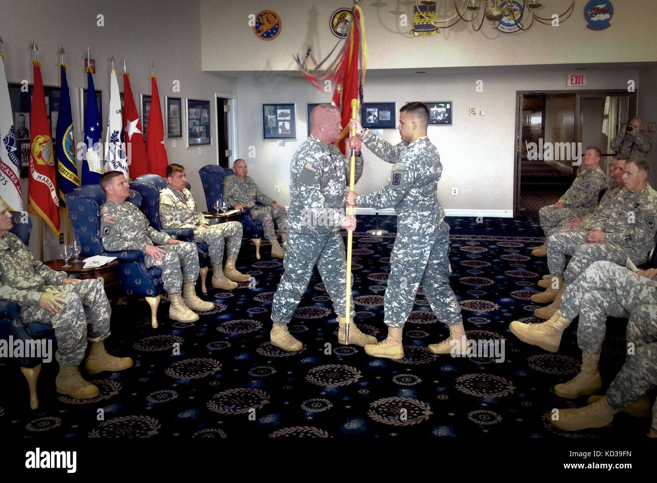 Befehl Sgt. maj. Russell vickery des zweiten Bataillons des South Carolina National Guard, 263Rd Air Defense Artillery nimmt die Farben der Einheit als 2-263 Ada offiziell bodengestützten Verantwortung des National Capital Region während der Schlacht übergabe Zeremonie zum 28. April 2014 davon ausgegangen, bei Joint Base anacostia - Bolling, Washington, D.C., die 2-263 ada Verantwortung vom 1.BATAILLON unterstellt, 188 Air Defense Artillery, North Dakota National Guard. (U.s. Army National Guard Foto von Sgt. 1. klasse Joe cashion) Stockfoto