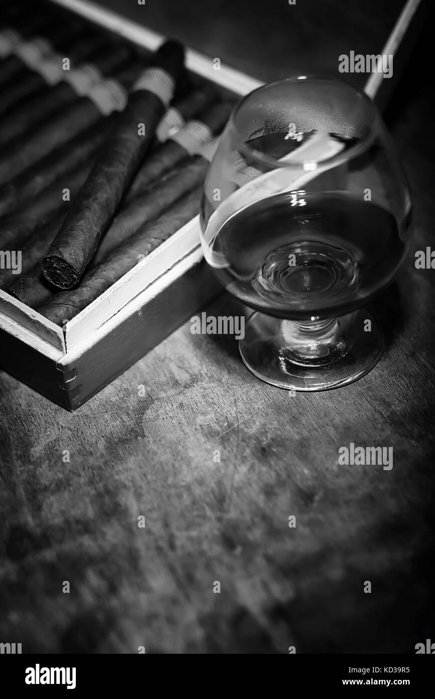 Im Retrostil Foto von großen Feld der kubanische-zigarren auf einer hölzernen Tabl Stockfoto