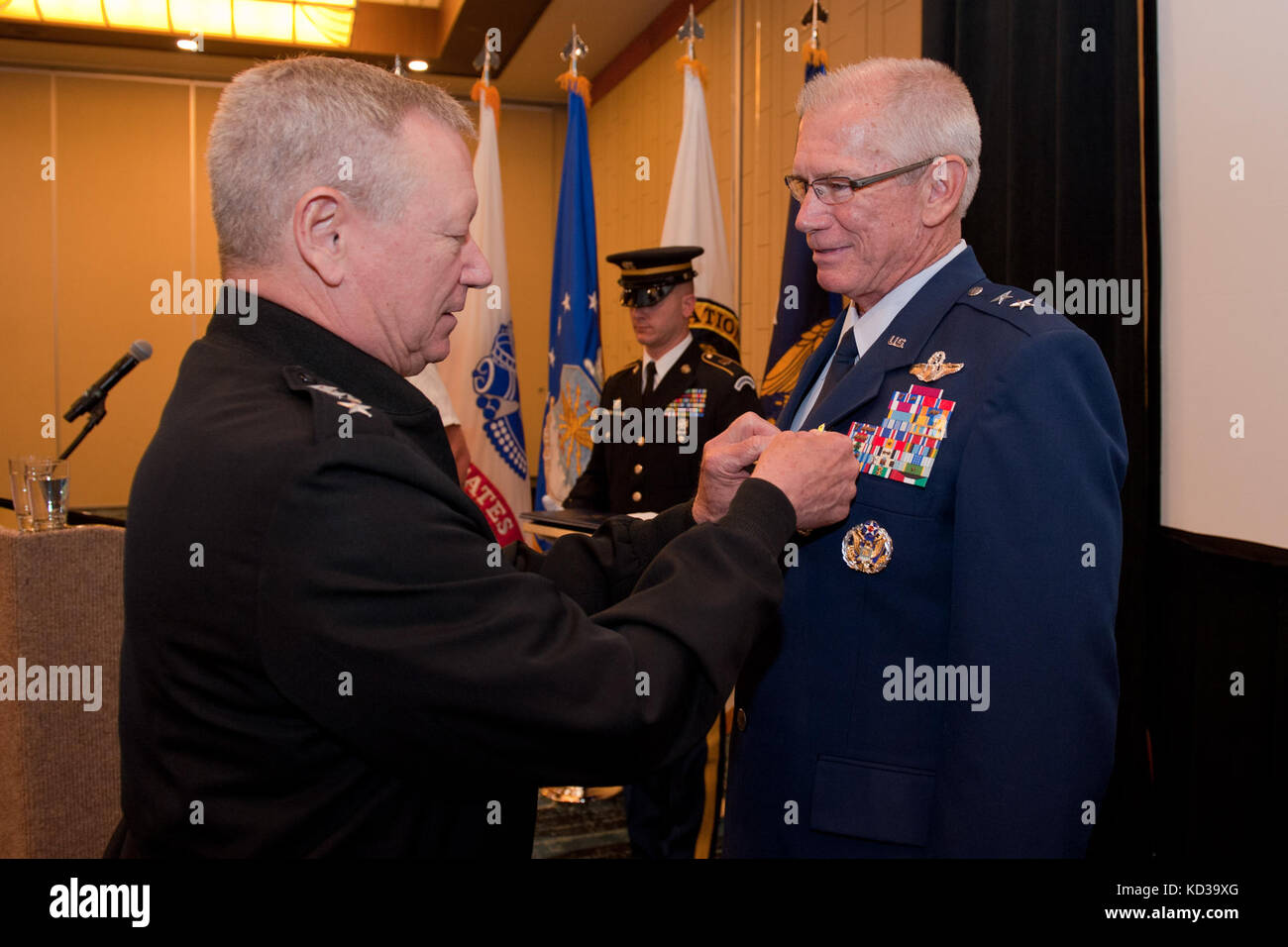 U.S. Air Force Maj. Gen. (Erl.) Barry K. Coln, ehemaliger Direktor der Logistik, J-4 für das Büro der Nationalgarde, wird die Verteidigungsmedaille des überlegenen Dienstes von Gen. Frank Grass, dem Chef des Büros der Nationalgarde und Mitglied der Joint Chiefs of Staff, auf der Wache Senior Leadership Conference in Greenville, S.C., überreicht. 19. Juni 2013. (USA Air National Guard Foto Von Staff Sgt. Jorge Intriago/Freigegeben) Stockfoto