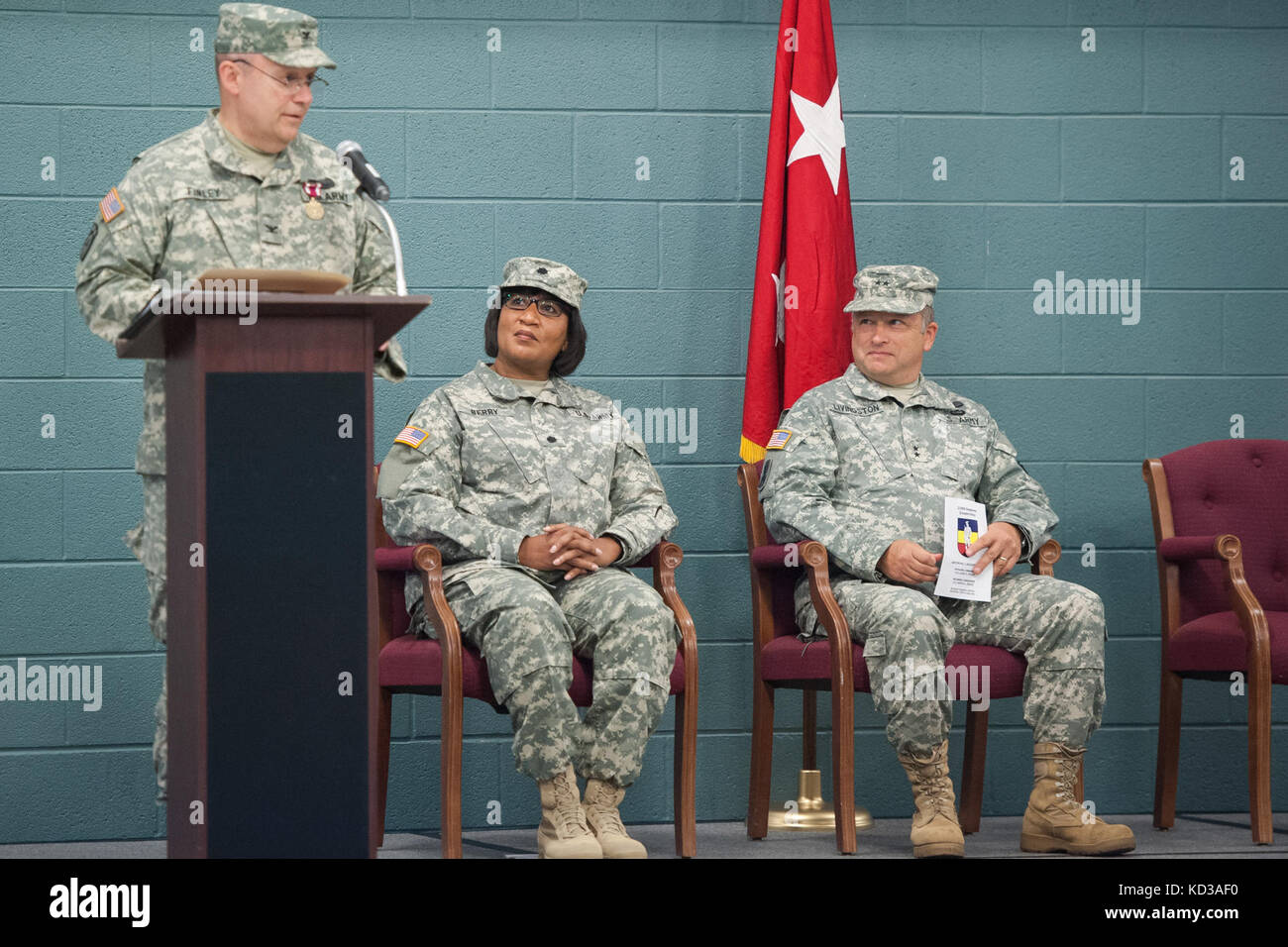 218 Führung Regiment des s.c. Army National Guard hielt seine Änderung der Befehl Zeremonie aug. 1, 2015, mccrady Training Center, der eastover, s.c., ausgehende Commander, U.S. Army col zu ehren. James r. Finley und eingehende Commander, U.S. Army Lt.Col. renita l. Berry. Lt.Col. Berry's Distinguished 28 Jahre militärische Karriere umfasst Bereitstellungen zur Unterstützung der Operation joint Guard, Bosnien und Operation joint Guardian, Kosovo. (U.s. Army National Guard Foto von Sgt. Brian Calhoun/freigegeben) Stockfoto