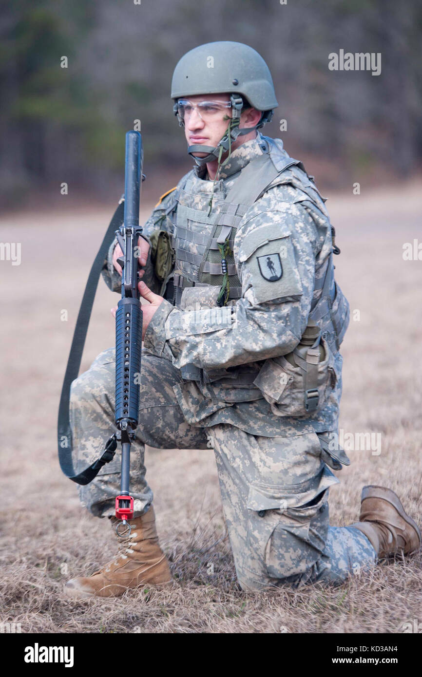 Officer Candidate School (OCS) Klasse 67 Kandidaten der 218 Regiment (LDR), South Carolina National Guard, Durchführung Taktik training Feb. 6, 2016, mccrady Training Center, der eastover, s.c., in Phase 2 auf ihrem Weg in ihre Zukunft die Inbetriebnahme. Die Kandidaten Training inklusive Überquerung eines Gefahrenbereichs und Reagieren zu kontaktieren. (U.s. Army National Guard Foto von Sgt. Brian Calhoun, 108 öffentliche Angelegenheiten det/freigegeben) Stockfoto