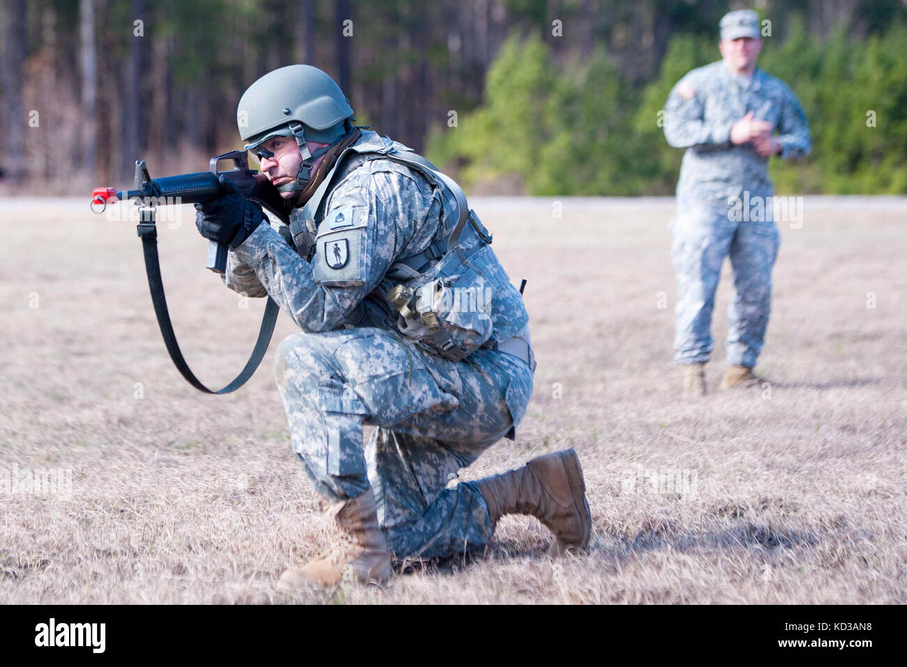 Officer Candidate School (OCS) Klasse 67 Kandidaten der 218 Regiment (LDR), South Carolina National Guard, Durchführung Taktik training Feb. 6, 2016, mccrady Training Center, der eastover, s.c., in Phase 2 auf ihrem Weg in ihre Zukunft die Inbetriebnahme. Die Kandidaten Training inklusive Überquerung eines Gefahrenbereichs und Reagieren zu kontaktieren. (U.s. Army National Guard Foto von Sgt. Brian Calhoun, 108 öffentliche Angelegenheiten det/freigegeben) Stockfoto