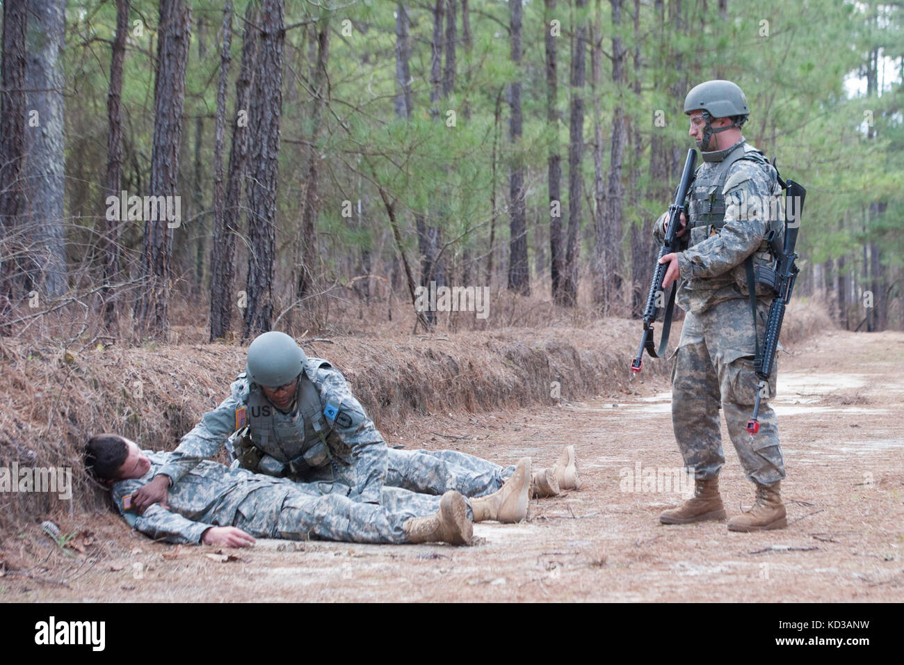 Officer Candidate School (OCS) Klasse 67 Kandidaten der 218 Führung Regiment (LDR), South Carolina National Guard, Durchführung Taktik Training während der Phase 2 von ocs März 5, 2016, mccrady Training Center in Eastover, s.c. Scouts für die Zentrale und die Konzernzentrale zugeordnet, 1-118 th Infanterie Bataillon von Mullins, s.c. bieten gegensätzliche Kräfte für die Kandidaten, wie sie ausgebildet werden, Gefahrenbereiche, simulierten feindlichen Kontakt reagieren und effektiv mit höheren Autorität kommunizieren. (U.s. Army National Guard Foto von Sgt. Brian Calhoun, 108 öffentliche Angelegenheiten det/Freigegeben) ​ Stockfoto