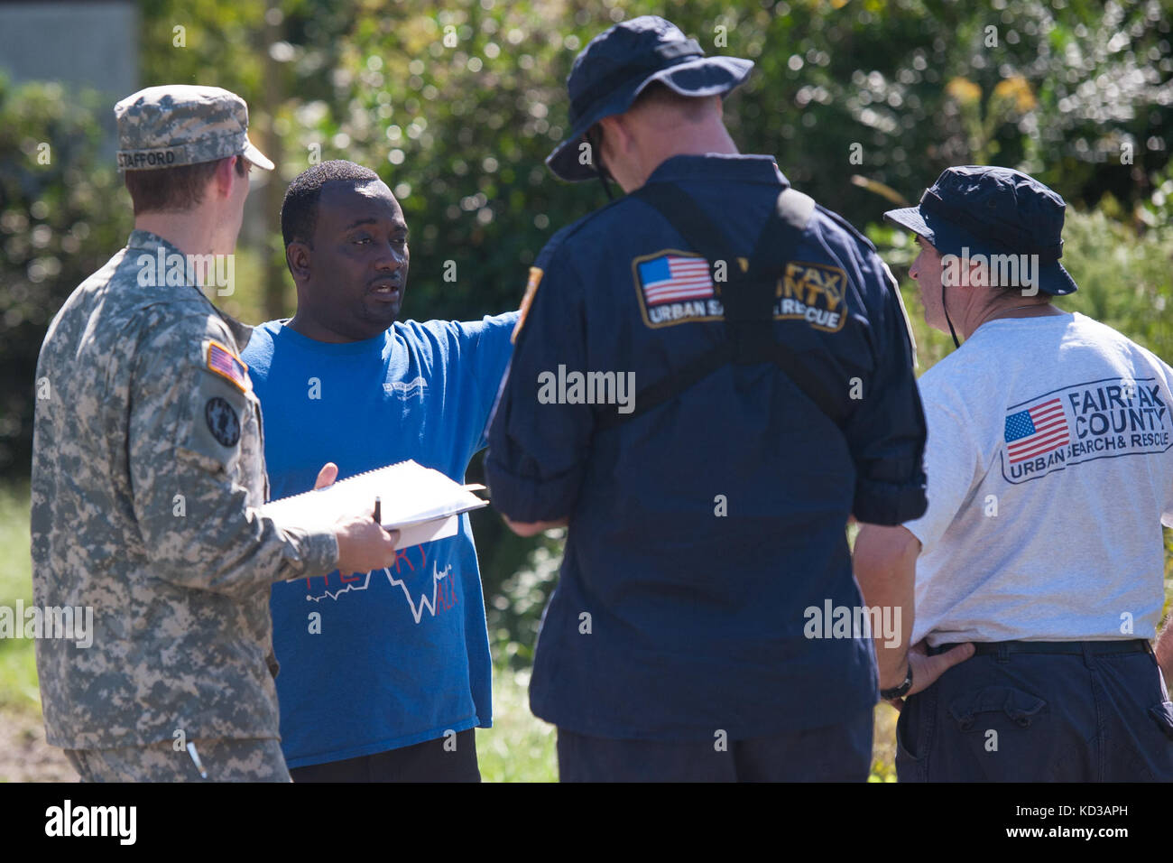 Us-Armee Sgt. brandon Stafford die 133 Military Police Company, s.c. Army National Guard zugeordnet, zusammen mit Mike Adams und Sergio cueto von Virginia task force 1, Fairfax County, Va., Converse mit Clifton Harris von Norden Santee, s.c. während einer Gesundheit und Wohlfahrt prüfen 6. Oktober 2015. Die Gesundheit und das Wohlergehen Kontrollen in Reaktion auf Hochwasser bedroht weite im Bereich wurden als Folge der starken Regen. die South Carolina National Guard mit Bundes-, Landes- und lokale Emergency Management Agenturen und Ersthelfern zusammengeschlossen. (U.s. Army National Guard Foto von Sgt. Brian Calhoun/freigegeben) Stockfoto