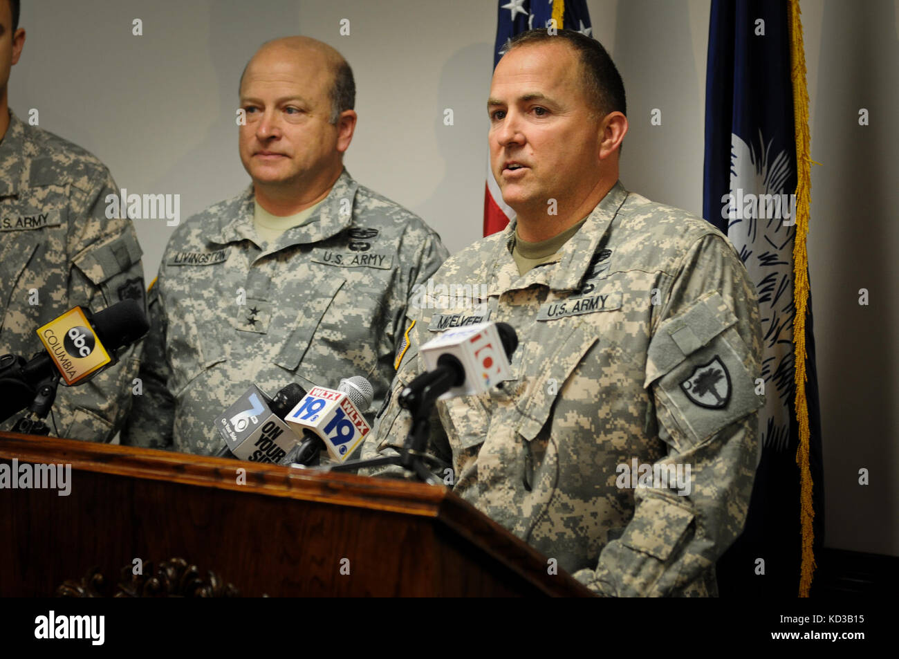 Us-Armee maj.gen.Robert e. Livingston, jr., der Adjutant General für South Carolina, erkennt die Mitglieder der1-151 st Angriff reconnaissance Bataillon (ARB) für den Gewinn der 1. jährlichen gunfighter Fly-in AH-64 Apache Wettbewerb, während einer Zeremonie im Gebäude der Adjutant General in Columbia, South Carolina, sep. 13, 2015. der Flieger buchte die höchste Punktzahl unter allen AH-64 Teams am Ende des mehrstufigen, gemeinsame - Übung Wettbewerb auf dem silverbell Army in Marana, Arizona gehalten, von nov. 1 bis Nov. 6, 2015. (U.s. Army National Guard Foto: Staff Sgt. roby Di Giovine/releas Stockfoto