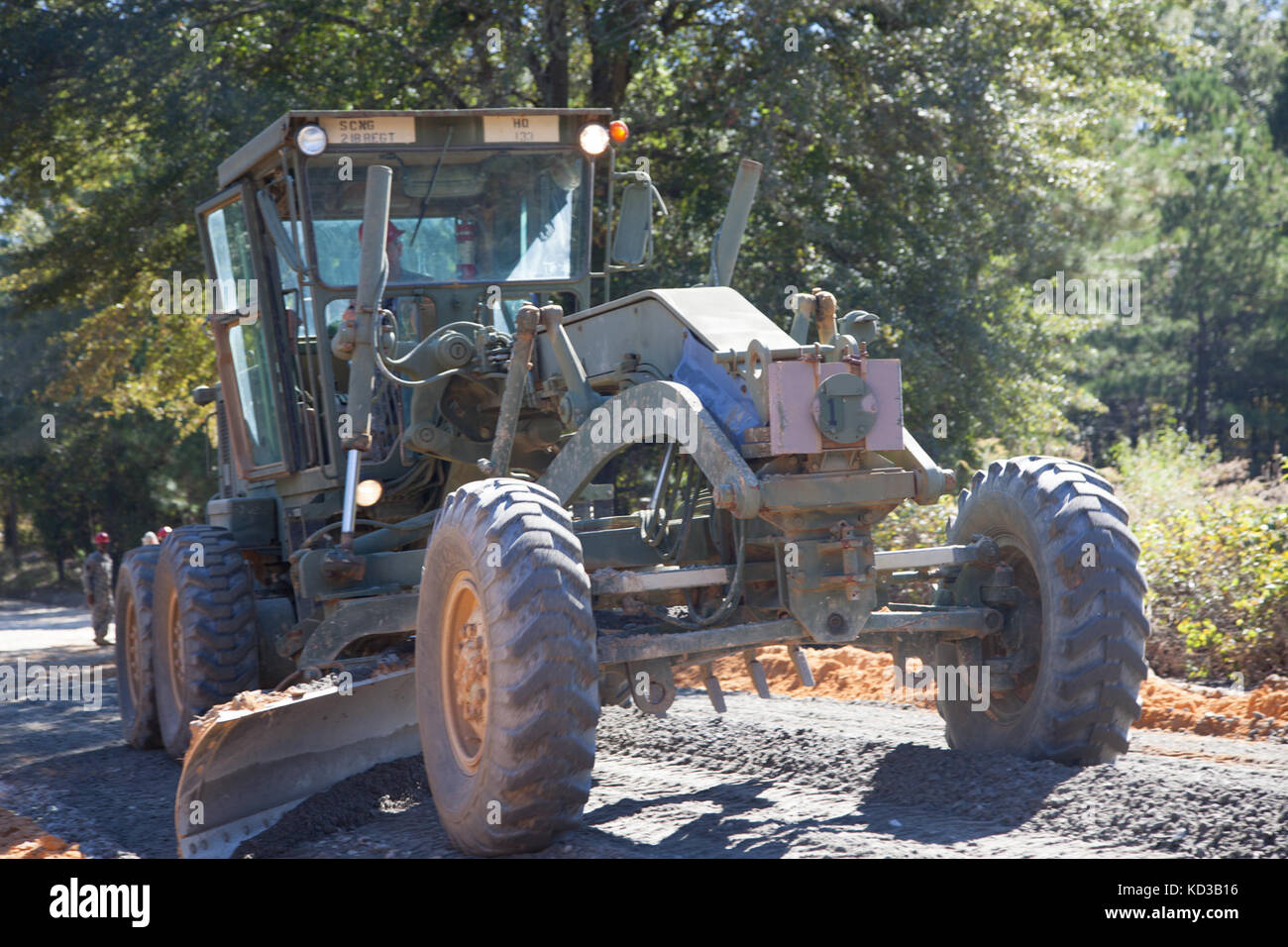 Us-Soldaten von 218 Regiment des South Carolina National Guard (Führung) Regional Training Institut Reparatur ein Abschnitt der Straße vom Hochwasser in Lexington County beschädigt, s.c., Oct. 20, 2015. Die jüngsten historischen Überschwemmung in s.c. verursacht Unterspülungen und schwere Schäden an der Infrastruktur in der gesamten Midlands, die dringend benötigte schnelle Reparaturen von Ingenieur Einheiten in den Grafschaften zu unterstützen und den normalen Betrieb wiederherzustellen. der South Carolina National Guard wurde aktiviert und County Emergency Management Agenturen und lokalen Ersthelfer als historische Hochwasser Auswirkungen Co zu unterstützen. Stockfoto
