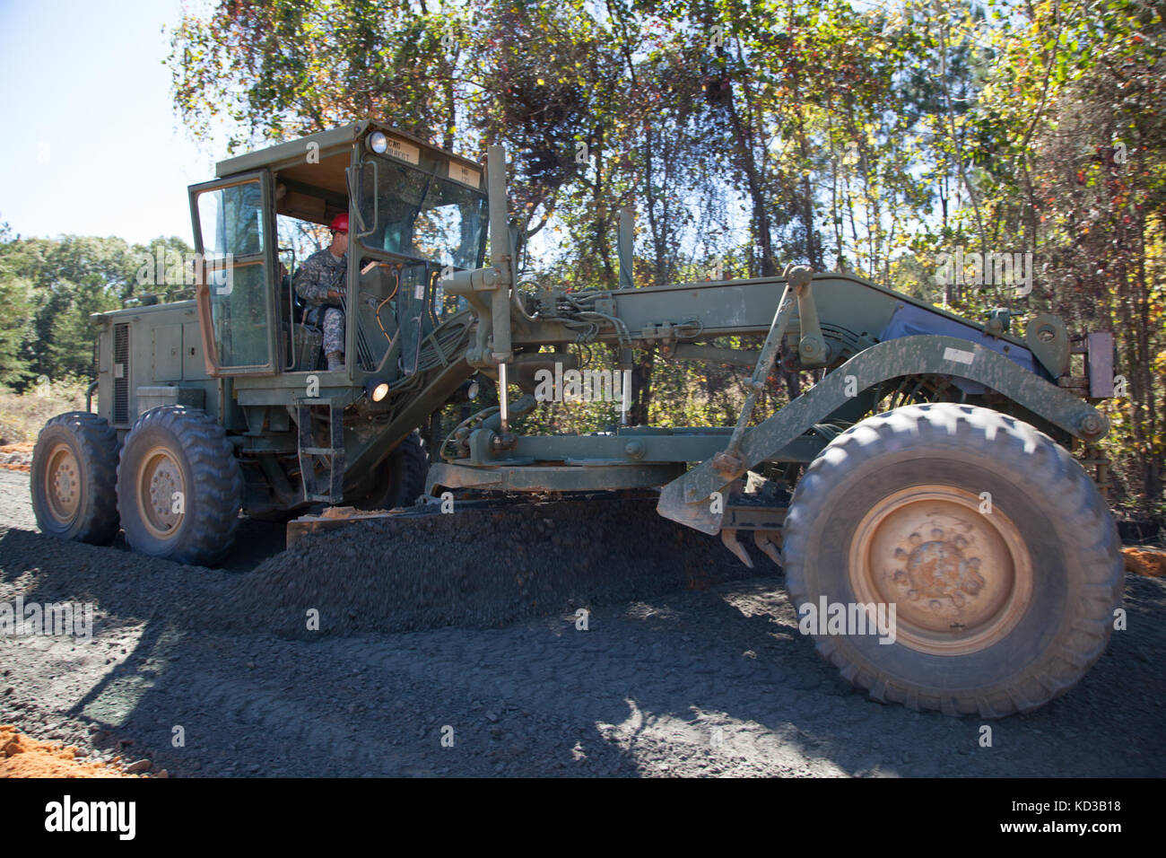 Us-Soldaten von 218 Regiment des South Carolina National Guard (Führung) Regional Training Institut Reparatur ein Abschnitt der Straße vom Hochwasser in Lexington County beschädigt, s.c., Oct. 20, 2015. Die jüngsten historischen Überschwemmung in s.c. verursacht Unterspülungen und schwere Schäden an der Infrastruktur in der gesamten Midlands, die dringend benötigte schnelle Reparaturen von Ingenieur Einheiten in den Grafschaften zu unterstützen und den normalen Betrieb wiederherzustellen. der South Carolina National Guard wurde aktiviert und County Emergency Management Agenturen und lokalen Ersthelfer als historische Hochwasser Auswirkungen Co zu unterstützen. Stockfoto