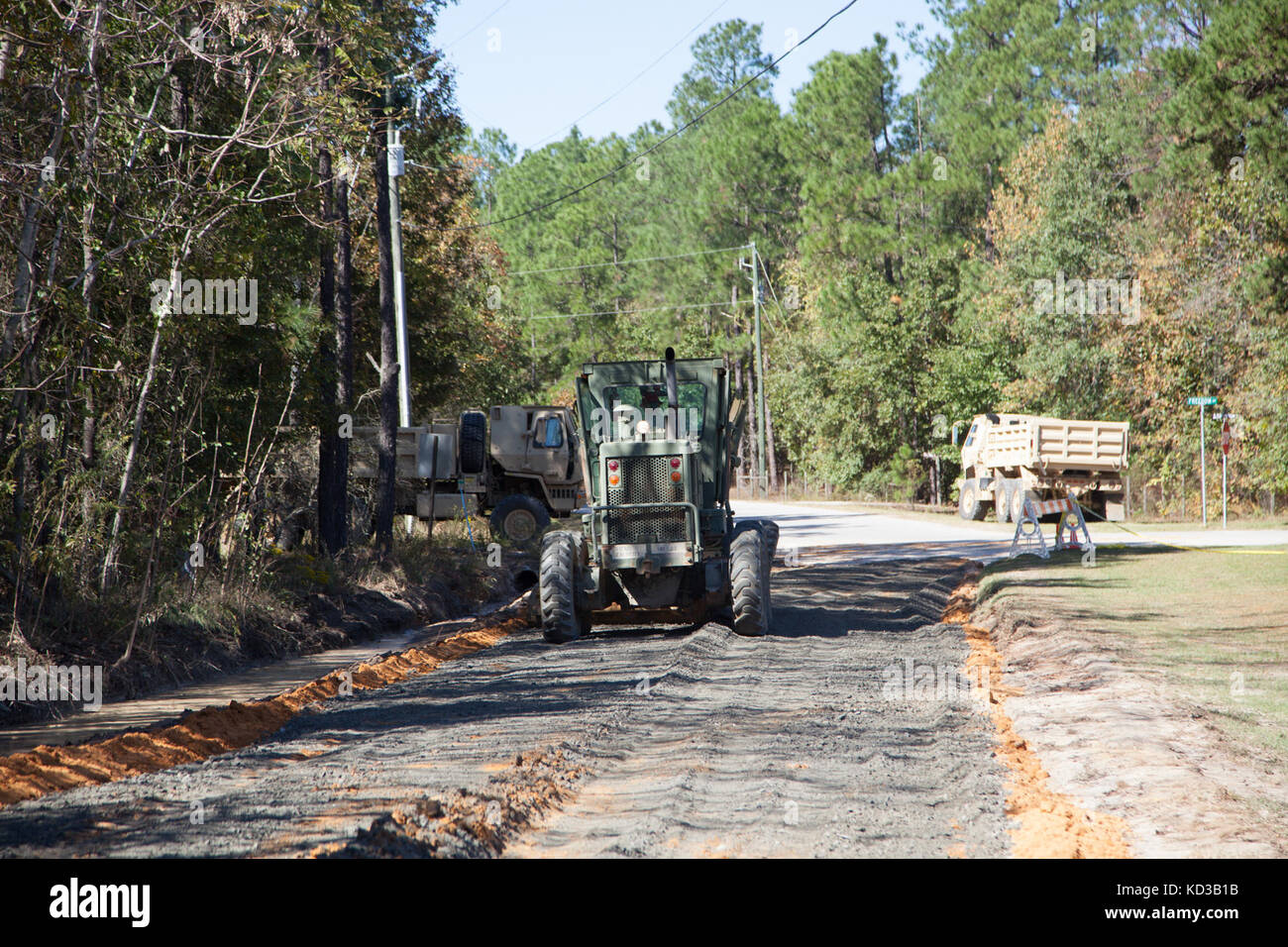 Us-Soldaten von 218 Regiment des South Carolina National Guard (Führung) Regional Training Institut Reparatur ein Abschnitt der Straße vom Hochwasser in Lexington County beschädigt, s.c., Oct. 20, 2015. Die jüngsten historischen Überschwemmung in s.c. verursacht Unterspülungen und schwere Schäden an der Infrastruktur in der gesamten Midlands, die dringend benötigte schnelle Reparaturen von Ingenieur Einheiten in den Grafschaften zu unterstützen und den normalen Betrieb wiederherzustellen. der South Carolina National Guard wurde aktiviert und County Emergency Management Agenturen und lokalen Ersthelfer als historische Hochwasser Auswirkungen Co zu unterstützen. Stockfoto