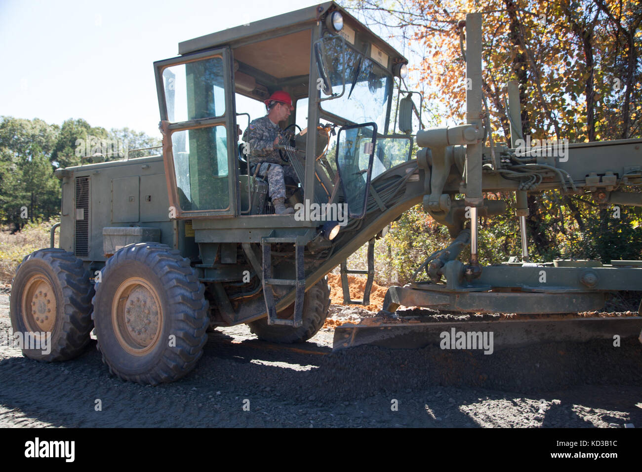 Us-Soldaten von 218 Regiment des South Carolina National Guard (Führung) Regional Training Institut Reparatur ein Abschnitt der Straße vom Hochwasser in Lexington County beschädigt, s.c., Oct. 20, 2015. Die jüngsten historischen Überschwemmung in s.c. verursacht Unterspülungen und schwere Schäden an der Infrastruktur in der gesamten Midlands, die dringend benötigte schnelle Reparaturen von Ingenieur Einheiten in den Grafschaften zu unterstützen und den normalen Betrieb wiederherzustellen. der South Carolina National Guard wurde aktiviert und County Emergency Management Agenturen und lokalen Ersthelfer als historische Hochwasser Auswirkungen Co zu unterstützen. Stockfoto