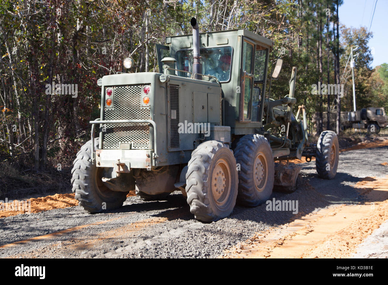 Us-Soldaten von 218 Regiment des South Carolina National Guard (Führung) Regional Training Institut Reparatur ein Abschnitt der Straße vom Hochwasser in Lexington County beschädigt, s.c., Oct. 20, 2015. Die jüngsten historischen Überschwemmung in s.c. verursacht Unterspülungen und schwere Schäden an der Infrastruktur in der gesamten Midlands, die dringend benötigte schnelle Reparaturen von Ingenieur Einheiten in den Grafschaften zu unterstützen und den normalen Betrieb wiederherzustellen. der South Carolina National Guard wurde aktiviert und County Emergency Management Agenturen und lokalen Ersthelfer als historische Hochwasser Auswirkungen Co zu unterstützen. Stockfoto