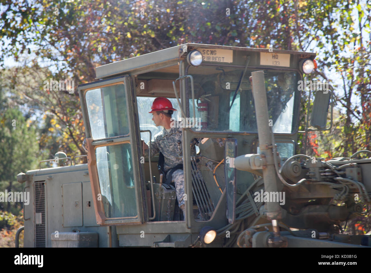 Us-Soldaten von 218 Regiment des South Carolina National Guard (Führung) Regional Training Institut Reparatur ein Abschnitt der Straße vom Hochwasser in Lexington County beschädigt, s.c., Oct. 20, 2015. Die jüngsten historischen Überschwemmung in s.c. verursacht Unterspülungen und schwere Schäden an der Infrastruktur in der gesamten Midlands, die dringend benötigte schnelle Reparaturen von Ingenieur Einheiten in den Grafschaften zu unterstützen und den normalen Betrieb wiederherzustellen. der South Carolina National Guard wurde aktiviert und County Emergency Management Agenturen und lokalen Ersthelfer als historische Hochwasser Auswirkungen Co zu unterstützen. Stockfoto