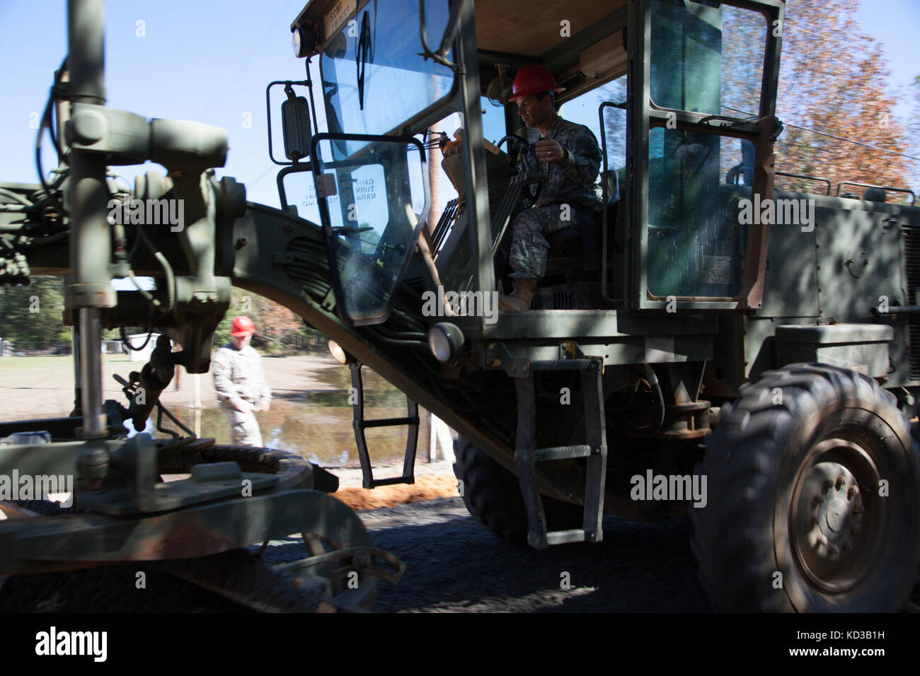 Us-Soldaten von 218 Regiment des South Carolina National Guard (Führung) Regional Training Institut Reparatur ein Abschnitt der Straße vom Hochwasser in Lexington County beschädigt, s.c., Oct. 20, 2015. Die jüngsten historischen Überschwemmung in s.c. verursacht Unterspülungen und schwere Schäden an der Infrastruktur in der gesamten Midlands, die dringend benötigte schnelle Reparaturen von Ingenieur Einheiten in den Grafschaften zu unterstützen und den normalen Betrieb wiederherzustellen. der South Carolina National Guard wurde aktiviert und County Emergency Management Agenturen und lokalen Ersthelfer als historische Hochwasser Auswirkungen Co zu unterstützen. Stockfoto