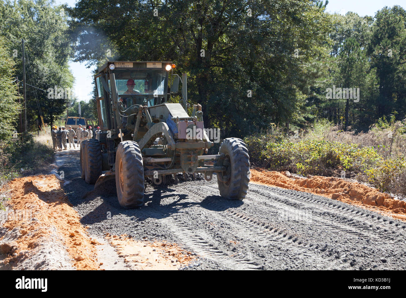 Us-Soldaten von 218 Regiment des South Carolina National Guard (Führung) Regional Training Institut Reparatur ein Abschnitt der Straße vom Hochwasser in Lexington County beschädigt, s.c., Oct. 20, 2015. Die jüngsten historischen Überschwemmung in s.c. verursacht Unterspülungen und schwere Schäden an der Infrastruktur in der gesamten Midlands, die dringend benötigte schnelle Reparaturen von Ingenieur Einheiten in den Grafschaften zu unterstützen und den normalen Betrieb wiederherzustellen. der South Carolina National Guard wurde aktiviert und County Emergency Management Agenturen und lokalen Ersthelfer als historische Hochwasser Auswirkungen Co zu unterstützen. Stockfoto