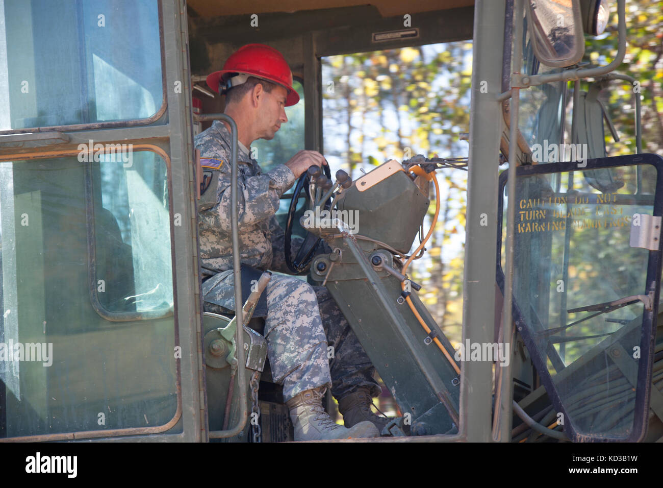 Us-Soldaten von 218 Regiment des South Carolina National Guard (Führung) Regional Training Institut Reparatur ein Abschnitt der Straße vom Hochwasser in Lexington County beschädigt, s.c., Oct. 20, 2015. Die jüngsten historischen Überschwemmung in s.c. verursacht Unterspülungen und schwere Schäden an der Infrastruktur in der gesamten Midlands, die dringend benötigte schnelle Reparaturen von Ingenieur Einheiten in den Grafschaften zu unterstützen und den normalen Betrieb wiederherzustellen. der South Carolina National Guard wurde aktiviert und County Emergency Management Agenturen und lokalen Ersthelfer als historische Hochwasser Auswirkungen Co zu unterstützen. Stockfoto