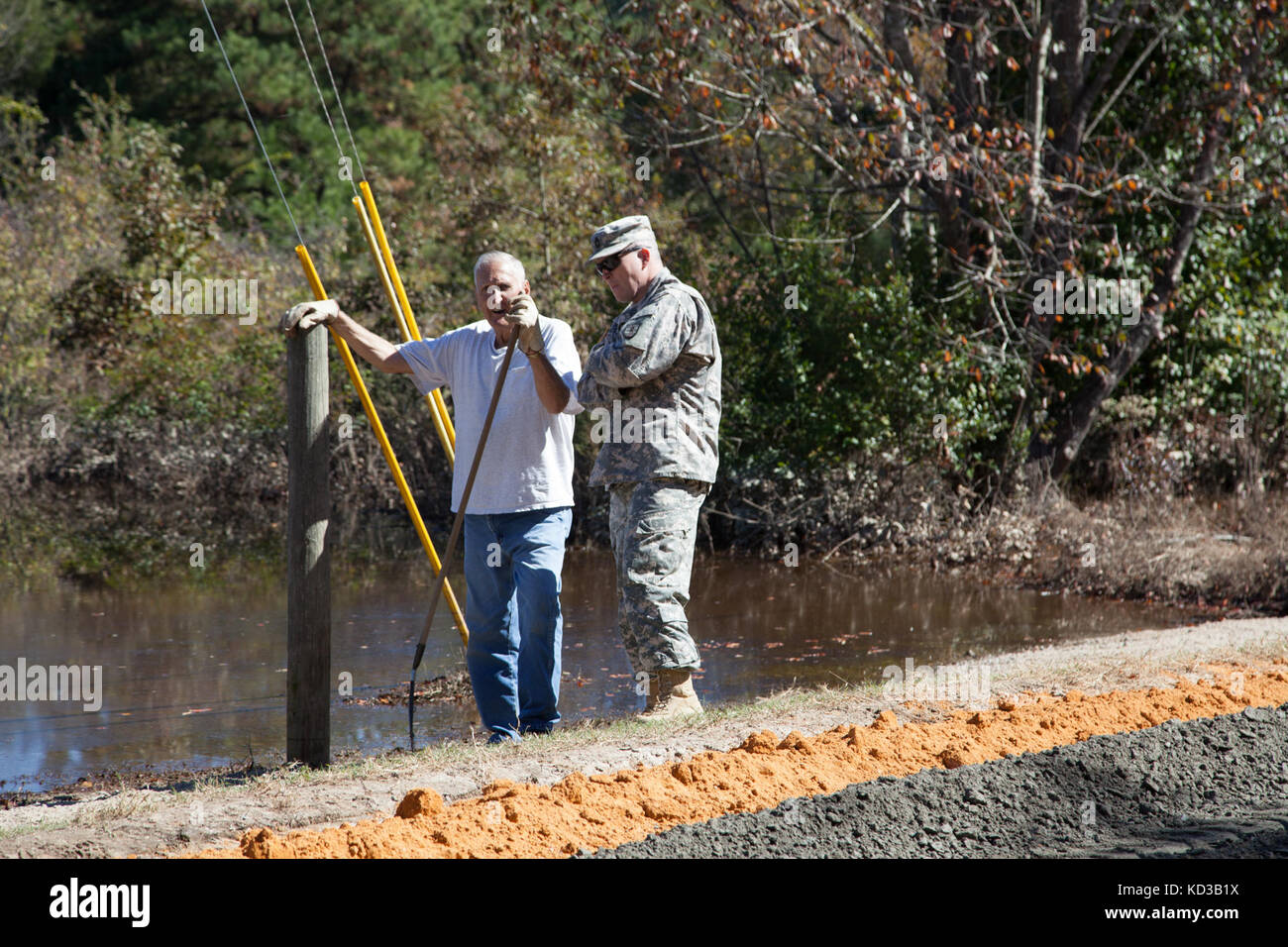 Us-Soldaten von 218 Regiment des South Carolina National Guard (Führung) Regional Training Institut Reparatur ein Abschnitt der Straße vom Hochwasser in Lexington County beschädigt, s.c., Oct. 20, 2015. Die jüngsten historischen Überschwemmung in s.c. verursacht Unterspülungen und schwere Schäden an der Infrastruktur in der gesamten Midlands, die dringend benötigte schnelle Reparaturen von Ingenieur Einheiten in den Grafschaften zu unterstützen und den normalen Betrieb wiederherzustellen. der South Carolina National Guard wurde aktiviert und County Emergency Management Agenturen und lokalen Ersthelfer als historische Hochwasser Auswirkungen Co zu unterstützen. Stockfoto