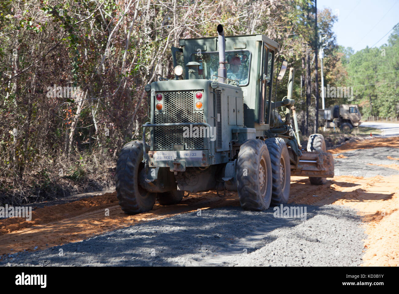 Us-Soldaten von 218 Regiment des South Carolina National Guard (Führung) Regional Training Institut Reparatur ein Abschnitt der Straße vom Hochwasser in Lexington County beschädigt, s.c., Oct. 20, 2015. Die jüngsten historischen Überschwemmung in s.c. verursacht Unterspülungen und schwere Schäden an der Infrastruktur in der gesamten Midlands, die dringend benötigte schnelle Reparaturen von Ingenieur Einheiten in den Grafschaften zu unterstützen und den normalen Betrieb wiederherzustellen. der South Carolina National Guard wurde aktiviert und County Emergency Management Agenturen und lokalen Ersthelfer als historische Hochwasser Auswirkungen Co zu unterstützen. Stockfoto