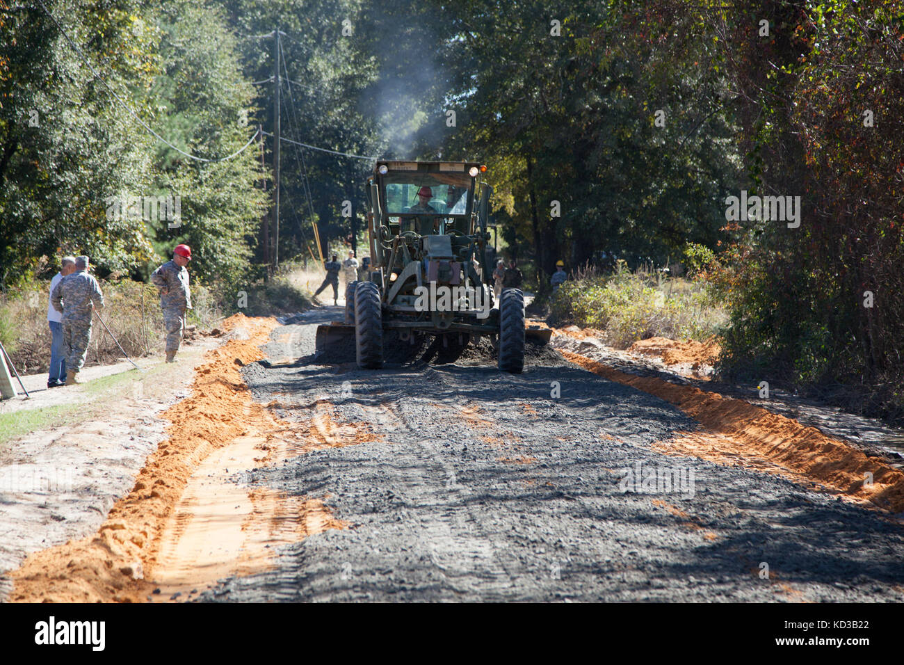 Us-Soldaten von 218 Regiment des South Carolina National Guard (Führung) Regional Training Institut Reparatur ein Abschnitt der Straße vom Hochwasser in Lexington County beschädigt, s.c., Oct. 20, 2015. Die jüngsten historischen Überschwemmung in s.c. verursacht Unterspülungen und schwere Schäden an der Infrastruktur in der gesamten Midlands, die dringend benötigte schnelle Reparaturen von Ingenieur Einheiten in den Grafschaften zu unterstützen und den normalen Betrieb wiederherzustellen. der South Carolina National Guard wurde aktiviert und County Emergency Management Agenturen und lokalen Ersthelfer als historische Hochwasser Auswirkungen Co zu unterstützen. Stockfoto