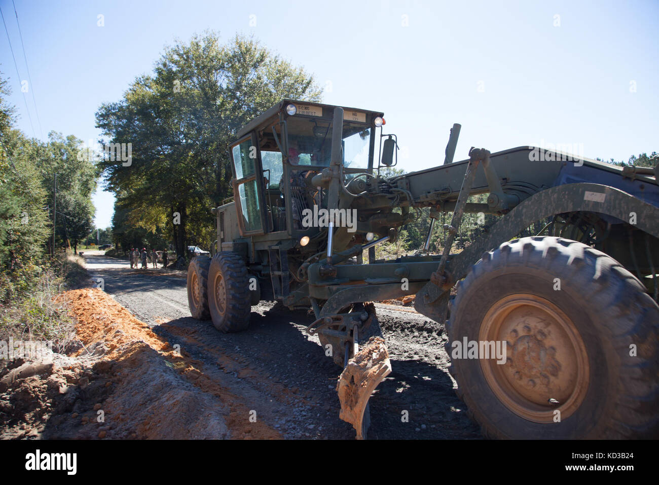 Us-Soldaten von 218 Regiment des South Carolina National Guard (Führung) Regional Training Institut Reparatur ein Abschnitt der Straße vom Hochwasser in Lexington County beschädigt, s.c., Oct. 20, 2015. Die jüngsten historischen Überschwemmung in s.c. verursacht Unterspülungen und schwere Schäden an der Infrastruktur in der gesamten Midlands, die dringend benötigte schnelle Reparaturen von Ingenieur Einheiten in den Grafschaften zu unterstützen und den normalen Betrieb wiederherzustellen. der South Carolina National Guard wurde aktiviert und County Emergency Management Agenturen und lokalen Ersthelfer als historische Hochwasser Auswirkungen Co zu unterstützen. Stockfoto