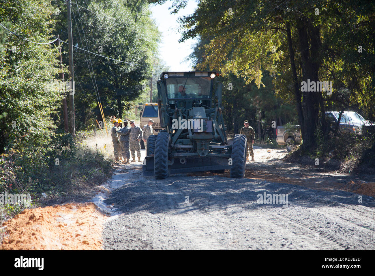 Us-Soldaten von 218 Regiment des South Carolina National Guard (Führung) Regional Training Institut Reparatur ein Abschnitt der Straße vom Hochwasser in Lexington County beschädigt, s.c., Oct. 20, 2015. Die jüngsten historischen Überschwemmung in s.c. verursacht Unterspülungen und schwere Schäden an der Infrastruktur in der gesamten Midlands, die dringend benötigte schnelle Reparaturen von Ingenieur Einheiten in den Grafschaften zu unterstützen und den normalen Betrieb wiederherzustellen. der South Carolina National Guard wurde aktiviert und County Emergency Management Agenturen und lokalen Ersthelfer als historische Hochwasser Auswirkungen Co zu unterstützen. Stockfoto
