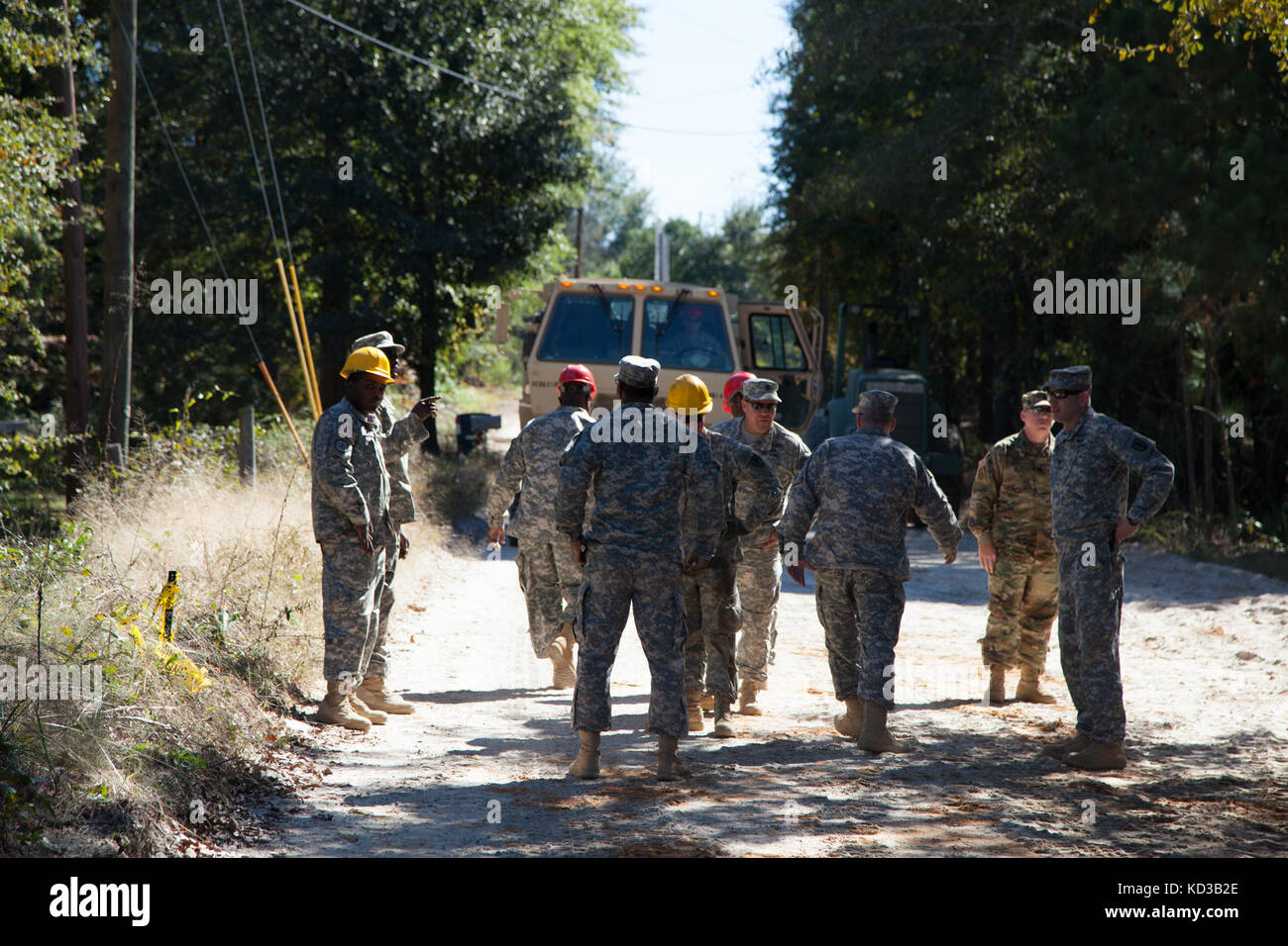 Us-Soldaten von 218 Regiment des South Carolina National Guard (Führung) Regional Training Institut Reparatur ein Abschnitt der Straße vom Hochwasser in Lexington County beschädigt, s.c., Oct. 20, 2015. Die jüngsten historischen Überschwemmung in s.c. verursacht Unterspülungen und schwere Schäden an der Infrastruktur in der gesamten Midlands, die dringend benötigte schnelle Reparaturen von Ingenieur Einheiten in den Grafschaften zu unterstützen und den normalen Betrieb wiederherzustellen. der South Carolina National Guard wurde aktiviert und County Emergency Management Agenturen und lokalen Ersthelfer als historische Hochwasser Auswirkungen Co zu unterstützen. Stockfoto