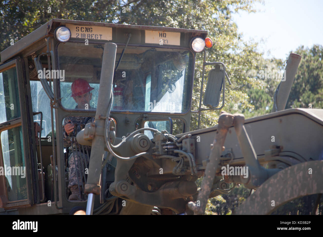 Us-Soldaten von 218 Regiment des South Carolina National Guard (Führung) Regional Training Institut Reparatur ein Abschnitt der Straße vom Hochwasser in Lexington County beschädigt, s.c., Oct. 20, 2015. Die jüngsten historischen Überschwemmung in s.c. verursacht Unterspülungen und schwere Schäden an der Infrastruktur in der gesamten Midlands, die dringend benötigte schnelle Reparaturen von Ingenieur Einheiten in den Grafschaften zu unterstützen und den normalen Betrieb wiederherzustellen. der South Carolina National Guard wurde aktiviert und County Emergency Management Agenturen und lokalen Ersthelfer als historische Hochwasser Auswirkungen Co zu unterstützen. Stockfoto
