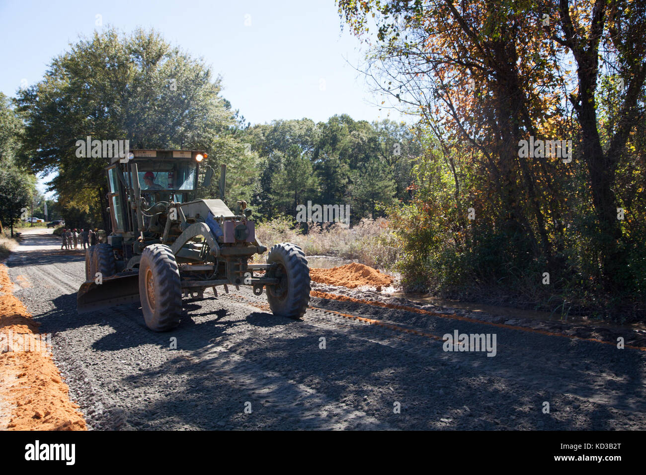 Us-Soldaten von 218 Regiment des South Carolina National Guard (Führung) Regional Training Institut Reparatur ein Abschnitt der Straße vom Hochwasser in Lexington County beschädigt, s.c., Oct. 20, 2015. Die jüngsten historischen Überschwemmung in s.c. verursacht Unterspülungen und schwere Schäden an der Infrastruktur in der gesamten Midlands, die dringend benötigte schnelle Reparaturen von Ingenieur Einheiten in den Grafschaften zu unterstützen und den normalen Betrieb wiederherzustellen. der South Carolina National Guard wurde aktiviert und County Emergency Management Agenturen und lokalen Ersthelfer als historische Hochwasser Auswirkungen Co zu unterstützen. Stockfoto