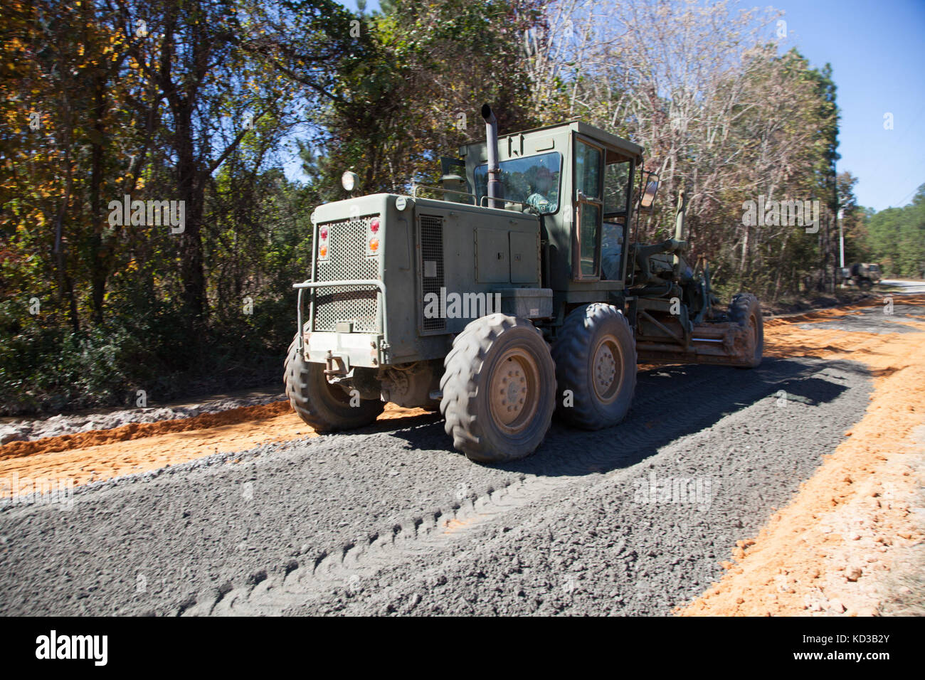 Us-Soldaten von 218 Regiment des South Carolina National Guard (Führung) Regional Training Institut Reparatur ein Abschnitt der Straße vom Hochwasser in Lexington County beschädigt, s.c., Oct. 20, 2015. Die jüngsten historischen Überschwemmung in s.c. verursacht Unterspülungen und schwere Schäden an der Infrastruktur in der gesamten Midlands, die dringend benötigte schnelle Reparaturen von Ingenieur Einheiten in den Grafschaften zu unterstützen und den normalen Betrieb wiederherzustellen. der South Carolina National Guard wurde aktiviert und County Emergency Management Agenturen und lokalen Ersthelfer als historische Hochwasser Auswirkungen Co zu unterstützen. Stockfoto