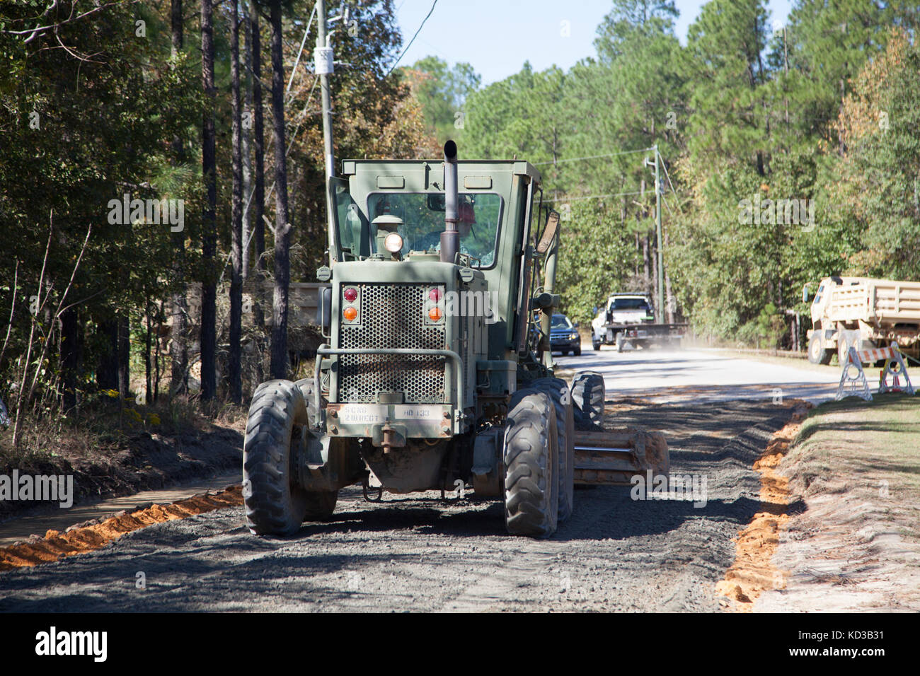 Us-Soldaten von 218 Regiment des South Carolina National Guard (Führung) Regional Training Institut Reparatur ein Abschnitt der Straße vom Hochwasser in Lexington County beschädigt, s.c., Oct. 20, 2015. Die jüngsten historischen Überschwemmung in s.c. verursacht Unterspülungen und schwere Schäden an der Infrastruktur in der gesamten Midlands, die dringend benötigte schnelle Reparaturen von Ingenieur Einheiten in den Grafschaften zu unterstützen und den normalen Betrieb wiederherzustellen. der South Carolina National Guard wurde aktiviert und County Emergency Management Agenturen und lokalen Ersthelfer als historische Hochwasser Auswirkungen Co zu unterstützen. Stockfoto