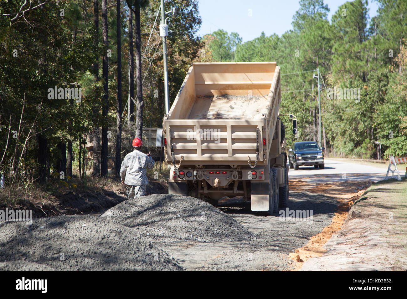 Us-Soldaten von 218 Regiment des South Carolina National Guard (Führung) Regional Training Institut Reparatur ein Abschnitt der Straße vom Hochwasser in Lexington County beschädigt, s.c., Oct. 20, 2015. Die jüngsten historischen Überschwemmung in s.c. verursacht Unterspülungen und schwere Schäden an der Infrastruktur in der gesamten Midlands, die dringend benötigte schnelle Reparaturen von Ingenieur Einheiten in den Grafschaften zu unterstützen und den normalen Betrieb wiederherzustellen. der South Carolina National Guard wurde aktiviert und County Emergency Management Agenturen und lokalen Ersthelfer als historische Hochwasser Auswirkungen Co zu unterstützen. Stockfoto