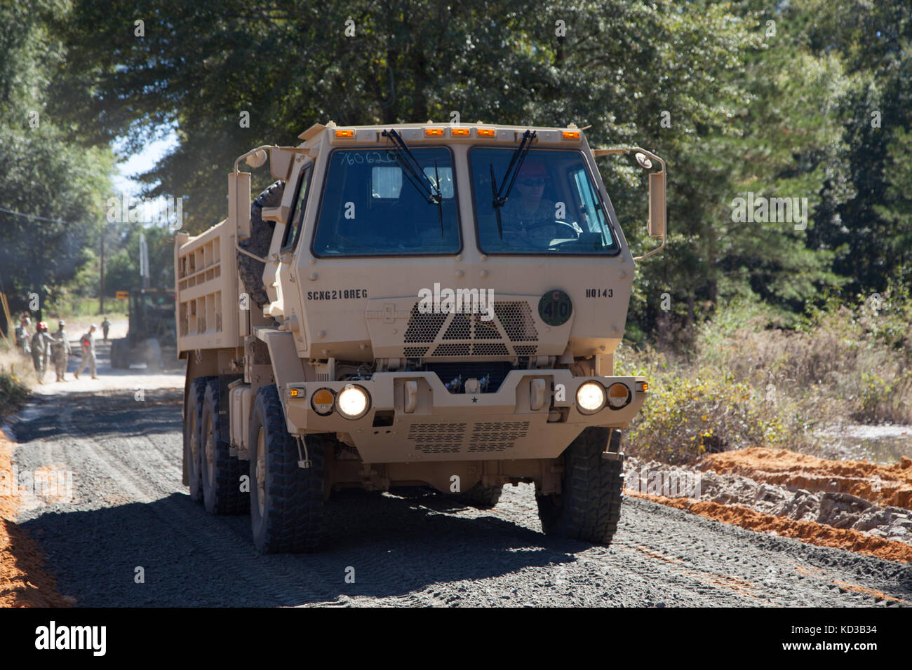 Us-Soldaten von 218 Regiment des South Carolina National Guard (Führung) Regional Training Institut Reparatur ein Abschnitt der Straße vom Hochwasser in Lexington County beschädigt, s.c., Oct. 20, 2015. Die jüngsten historischen Überschwemmung in s.c. verursacht Unterspülungen und schwere Schäden an der Infrastruktur in der gesamten Midlands, die dringend benötigte schnelle Reparaturen von Ingenieur Einheiten in den Grafschaften zu unterstützen und den normalen Betrieb wiederherzustellen. der South Carolina National Guard wurde aktiviert und County Emergency Management Agenturen und lokalen Ersthelfer als historische Hochwasser Auswirkungen Co zu unterstützen. Stockfoto