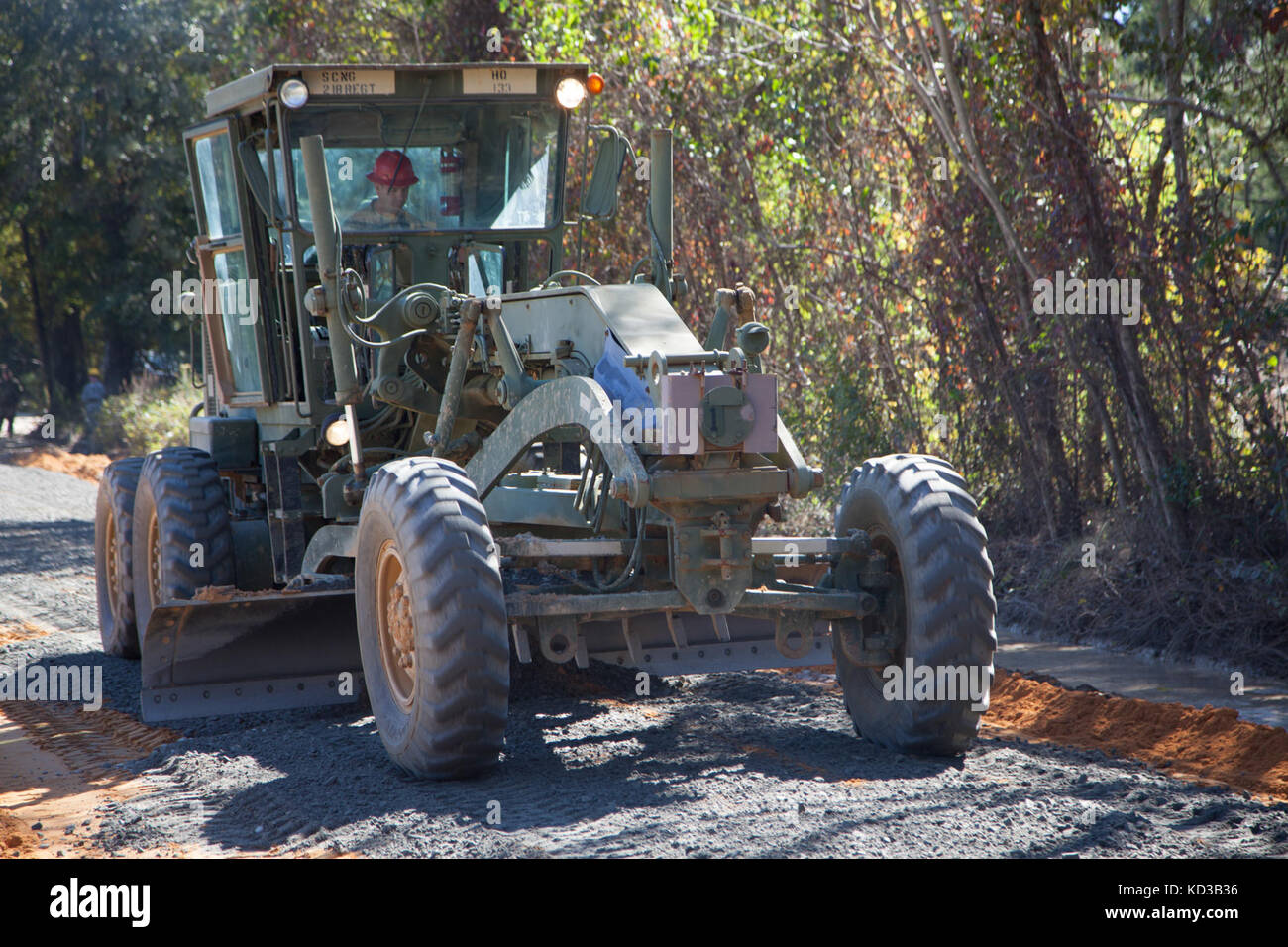 Us-Soldaten von 218 Regiment des South Carolina National Guard (Führung) Regional Training Institut Reparatur ein Abschnitt der Straße vom Hochwasser in Lexington County beschädigt, s.c., Oct. 20, 2015. Die jüngsten historischen Überschwemmung in s.c. verursacht Unterspülungen und schwere Schäden an der Infrastruktur in der gesamten Midlands, die dringend benötigte schnelle Reparaturen von Ingenieur Einheiten in den Grafschaften zu unterstützen und den normalen Betrieb wiederherzustellen. der South Carolina National Guard wurde aktiviert und County Emergency Management Agenturen und lokalen Ersthelfer als historische Hochwasser Auswirkungen Co zu unterstützen. Stockfoto
