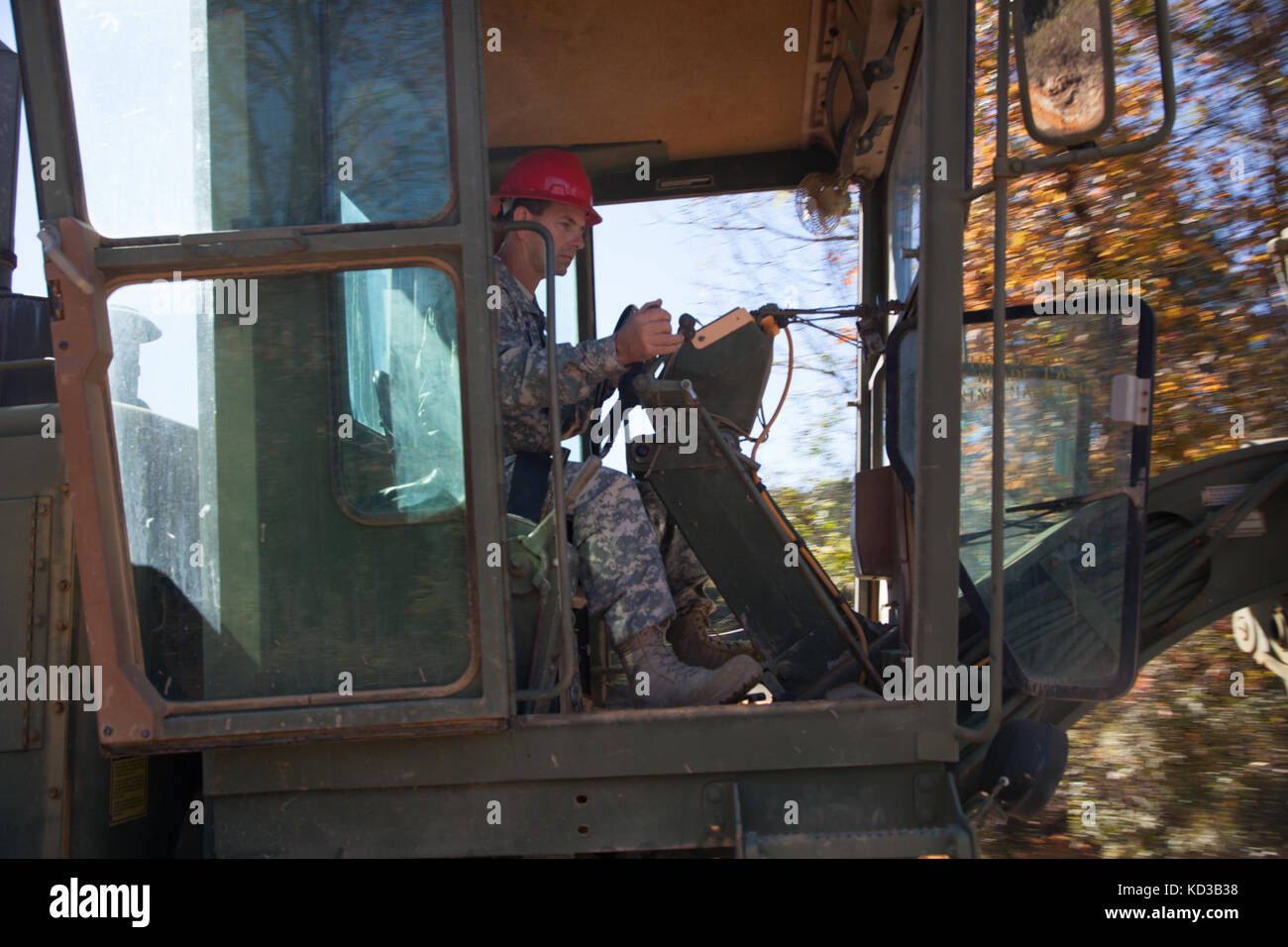 Us-Soldaten von 218 Regiment des South Carolina National Guard (Führung) Regional Training Institut Reparatur ein Abschnitt der Straße vom Hochwasser in Lexington County beschädigt, s.c., Oct. 20, 2015. Die jüngsten historischen Überschwemmung in s.c. verursacht Unterspülungen und schwere Schäden an der Infrastruktur in der gesamten Midlands, die dringend benötigte schnelle Reparaturen von Ingenieur Einheiten in den Grafschaften zu unterstützen und den normalen Betrieb wiederherzustellen. der South Carolina National Guard wurde aktiviert und County Emergency Management Agenturen und lokalen Ersthelfer als historische Hochwasser Auswirkungen Co zu unterstützen. Stockfoto