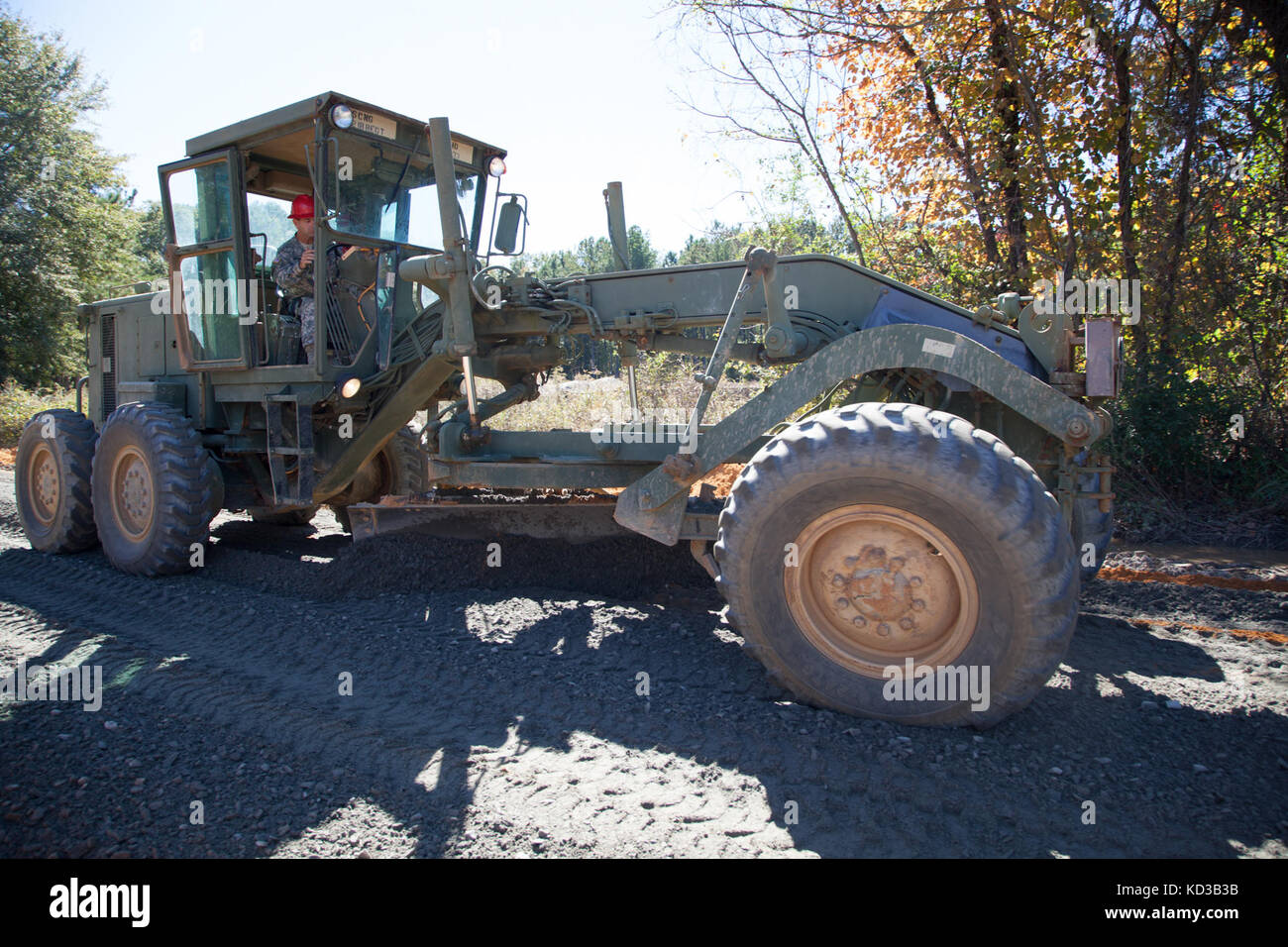 Us-Soldaten von 218 Regiment des South Carolina National Guard (Führung) Regional Training Institut Reparatur ein Abschnitt der Straße vom Hochwasser in Lexington County beschädigt, s.c., Oct. 20, 2015. Die jüngsten historischen Überschwemmung in s.c. verursacht Unterspülungen und schwere Schäden an der Infrastruktur in der gesamten Midlands, die dringend benötigte schnelle Reparaturen von Ingenieur Einheiten in den Grafschaften zu unterstützen und den normalen Betrieb wiederherzustellen. der South Carolina National Guard wurde aktiviert und County Emergency Management Agenturen und lokalen Ersthelfer als historische Hochwasser Auswirkungen Co zu unterstützen. Stockfoto